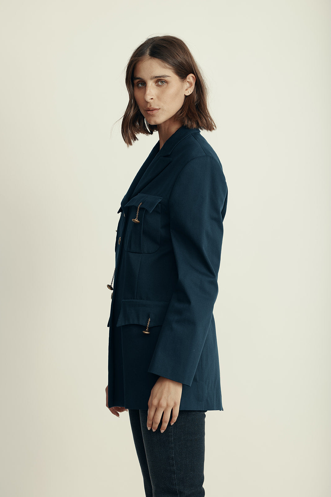 ז'קט במראה מחוייט מקולקציית MOSCHINO Couture עם אלמנט כפתוריםהרכב: 90% כותנה, 10% צמר; בטנה: 52% אצטט, 48% ויסקוזההדוגמנית בגובה 1.80 ולובשת מידה 38 איטלקית