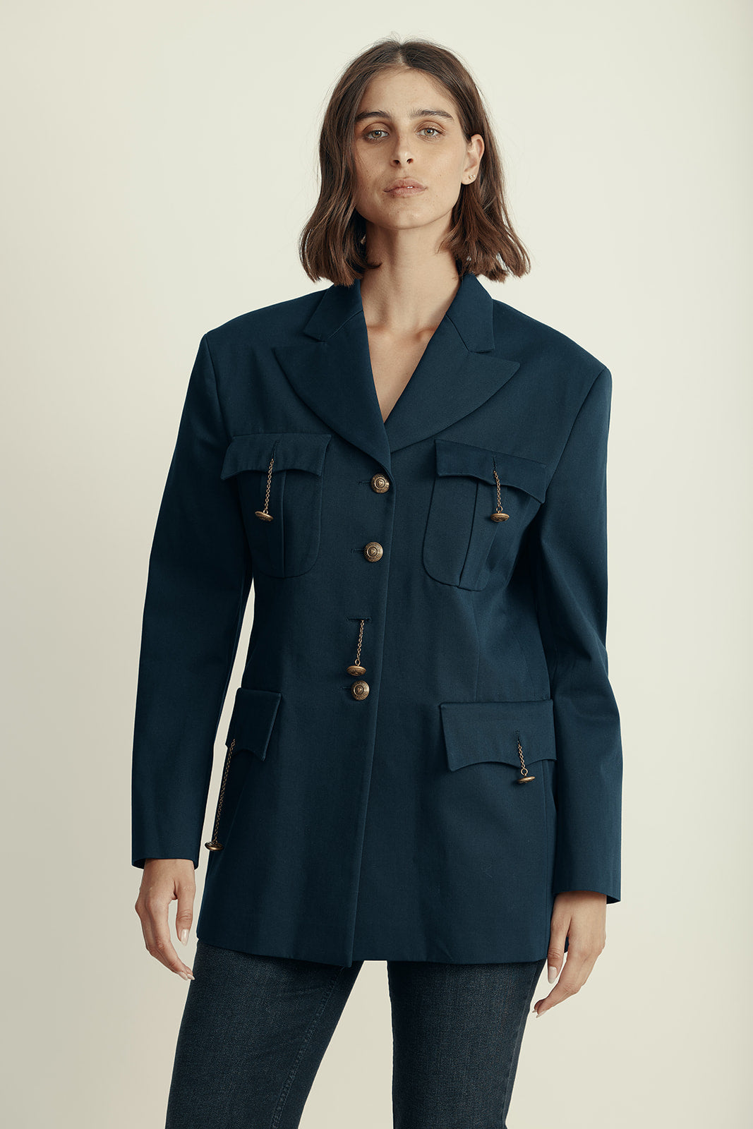 ז'קט במראה מחוייט מקולקציית MOSCHINO Couture עם אלמנט כפתוריםהרכב: 90% כותנה, 10% צמר; בטנה: 52% אצטט, 48% ויסקוזההדוגמנית בגובה 1.80 ולובשת מידה 38 איטלקית