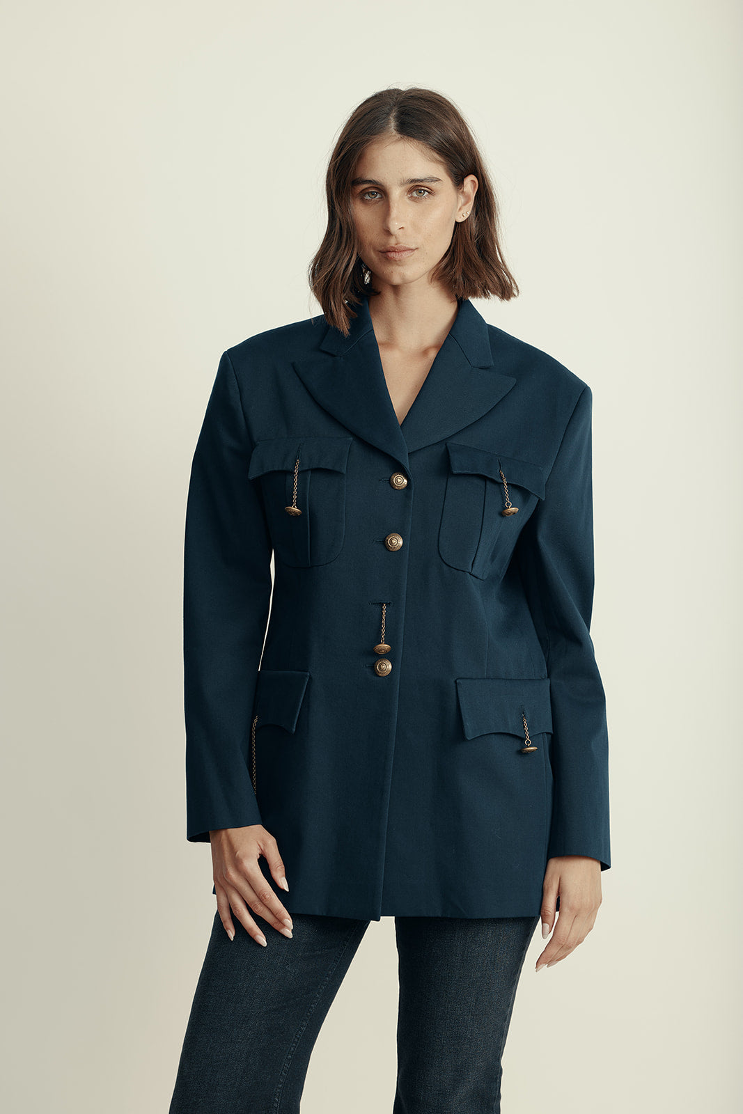 ז'קט במראה מחוייט מקולקציית MOSCHINO Couture עם אלמנט כפתוריםהרכב: 90% כותנה, 10% צמר; בטנה: 52% אצטט, 48% ויסקוזההדוגמנית בגובה 1.80 ולובשת מידה 38 איטלקית