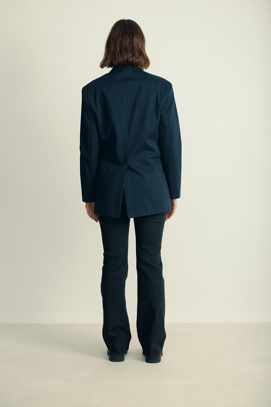 ז'קט במראה מחוייט מקולקציית MOSCHINO Couture עם אלמנט כפתוריםהרכב: 90% כותנה, 10% צמר; בטנה: 52% אצטט, 48% ויסקוזההדוגמנית בגובה 1.80 ולובשת מידה 38 איטלקית