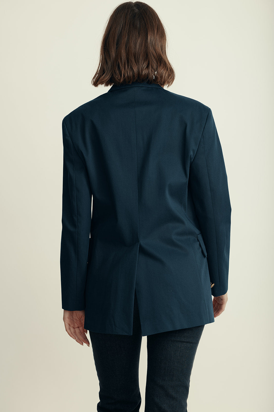 ז'קט במראה מחוייט מקולקציית MOSCHINO Couture עם אלמנט כפתוריםהרכב: 90% כותנה, 10% צמר; בטנה: 52% אצטט, 48% ויסקוזההדוגמנית בגובה 1.80 ולובשת מידה 38 איטלקית