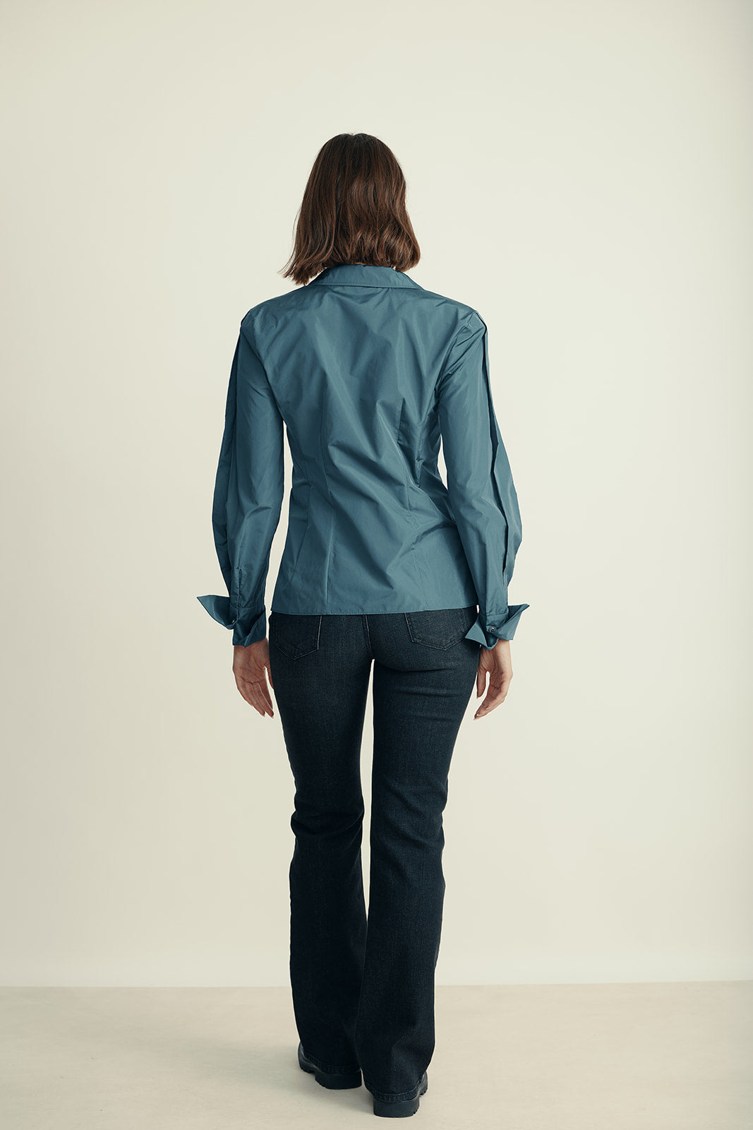  חולצה מכופתרת אלגנטית דאבל ברסטהרכב: 79% פוליאסטר, 21% משיהדוגמנית בגובה 1.80 ולובשת מידה 42 איטלקית