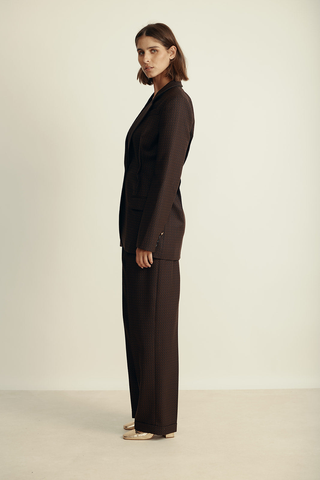 מכנסיים מחוייטים בגזרה גבוהה מקולקציית MOSCHINO Couture עם קפלים במותןהרכב: 100% צמר; בטנה: 60% אצטט, 40% ויסקוזהדוגמנית בגובה 1.80 ולובשת מידה 42 איטלקית