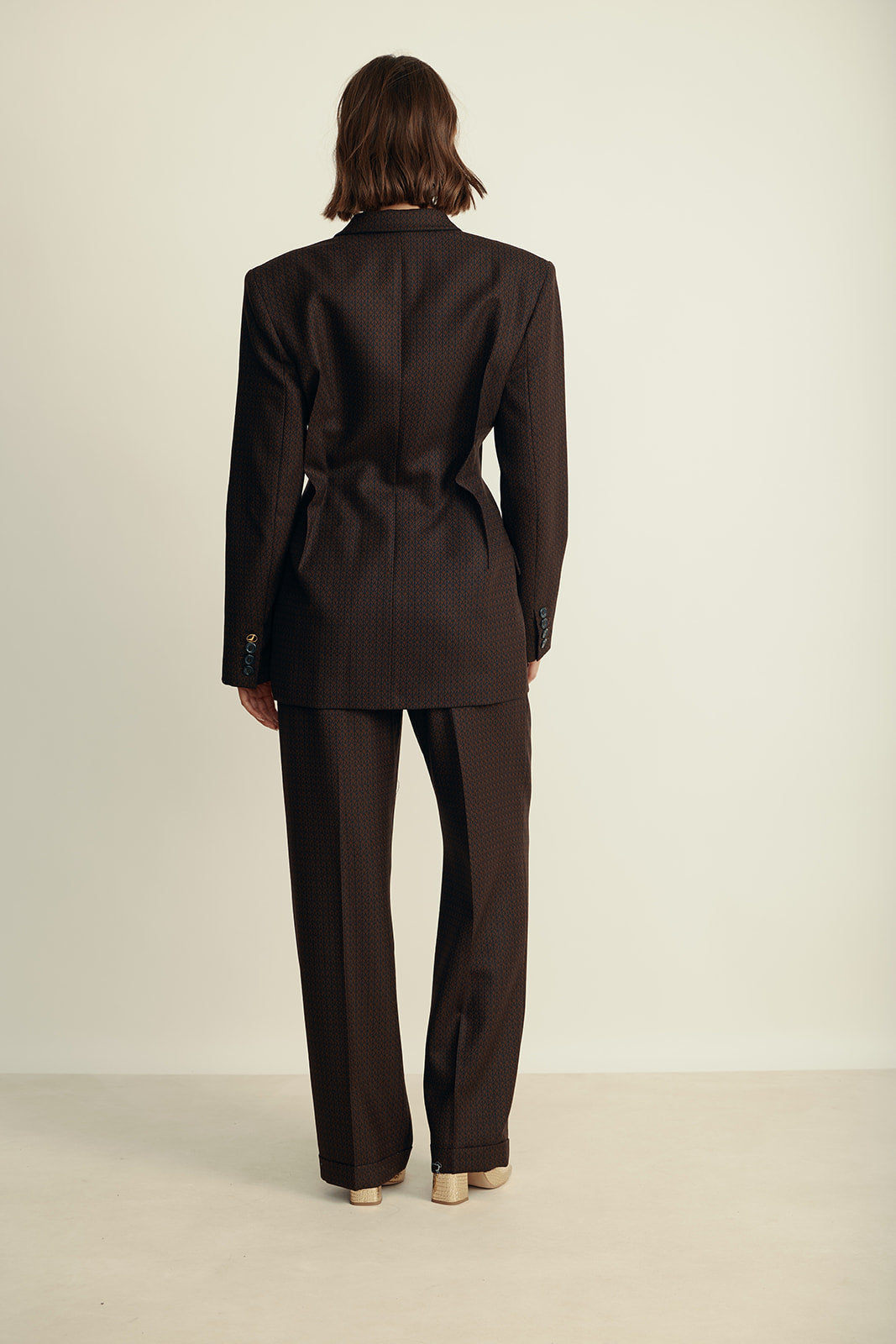 בלייזר מחוייט מקולקציית MOSCHINO Couture עם תפירה בצדדים המדגישה  את המותןהרכב: 100% צמר; בטנה: 100% ויסקוזהדוגמנית בגובה 1.80 ולובשת מידה 40 איטלקית