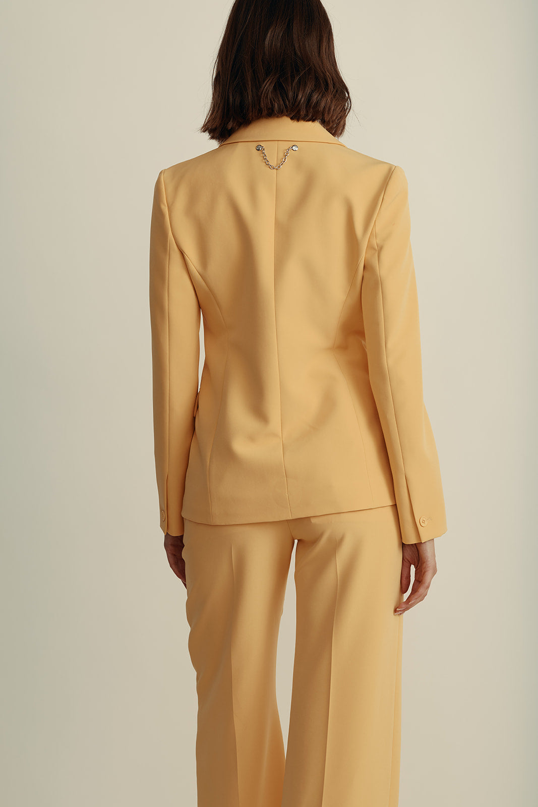 בלייזר מחוייט מקולקציית MOSCHINO Jeans עם כיסים גלוייםהרכב: 88% פוליאסטר, 12% אלסטןהדוגמנית בגובה 1.80 ולובשת מידה 42 איטלקית