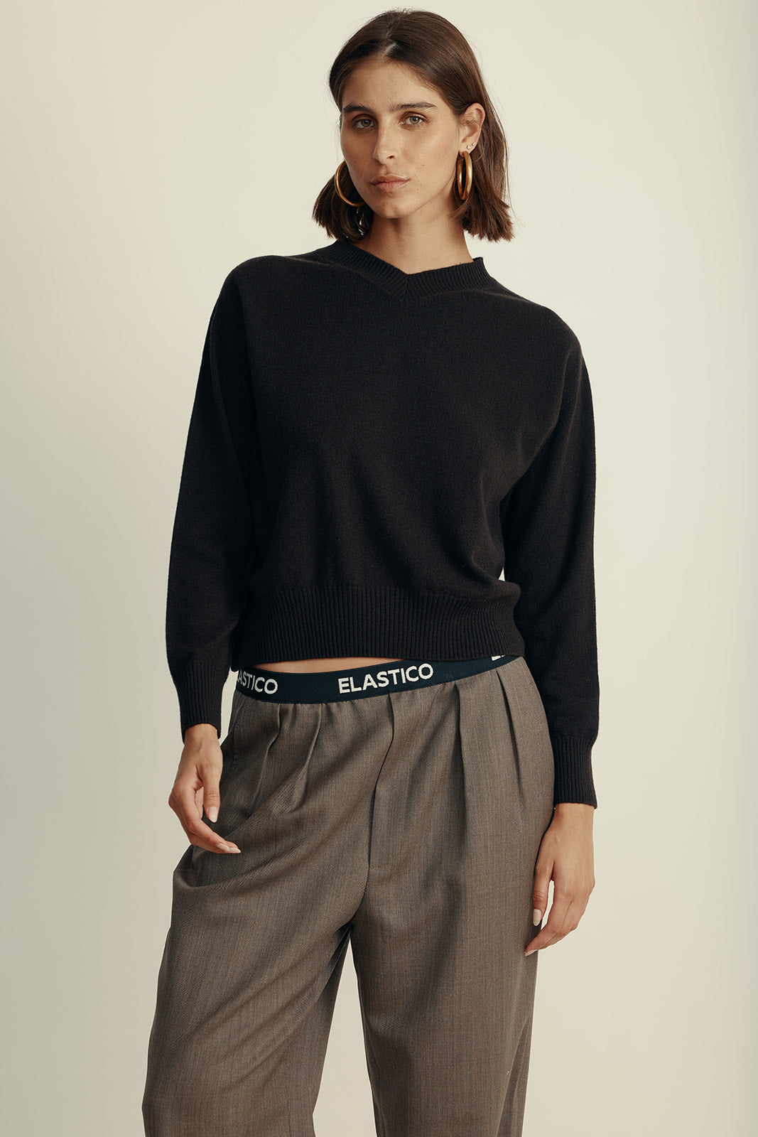 מכנסי צמר אוברסייז עם רצועת מותן אלסטיתהרכב: 100% צמר; בטנה: 60% אצטט, 40% ויסקוזההדוגמנית בגובה 1.80 ולובשת מידה 42 איטלקית