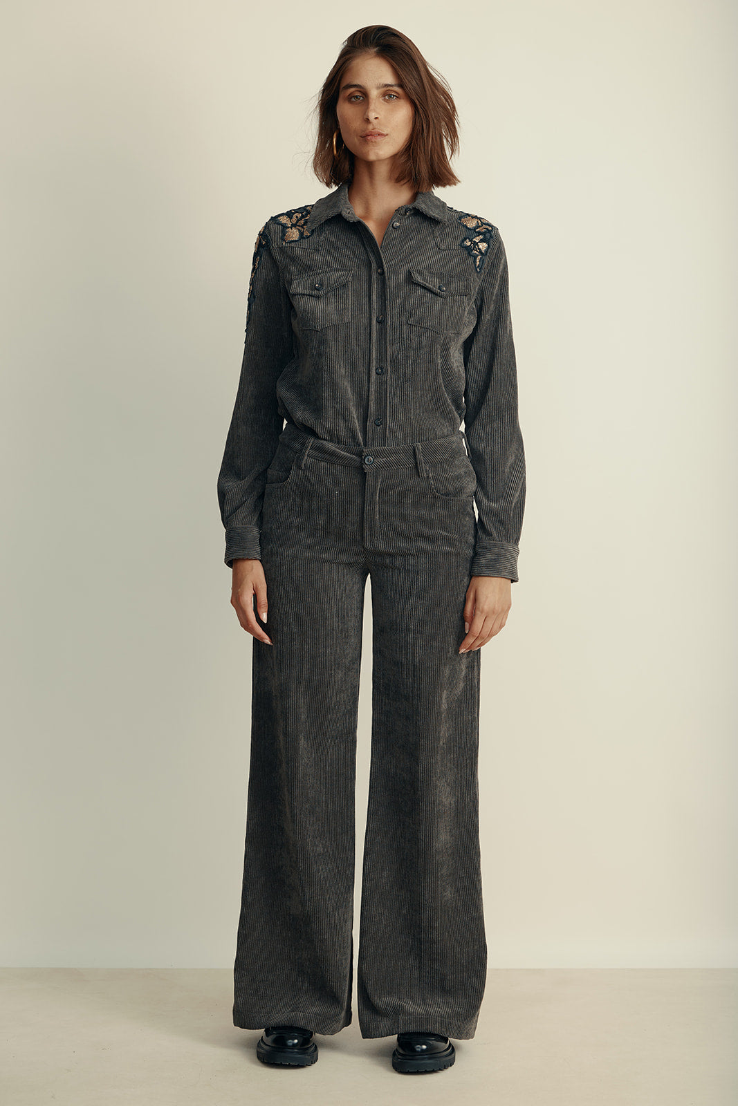 מכנסי קורדרוי רחביםהרכב: 82% פוליאסטר, 15% פוליאמיד, 3% אלסטן; בד משני: 100% כותנההדוגמנית בגובה 1.80 ולובשת מידה 42 איטלקית