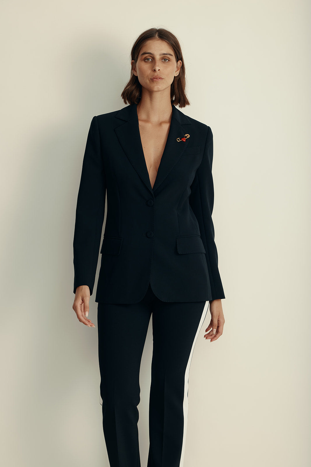 בלייזר מחוייט מקולקציית MOSCHINO Couture בעיטור סיכת ביטחון עם לבהרכב: 88% פוליאסטר, 12% אלסטןדוגמנית בגובה 1.80 ולובשת מידה 42 איטלקית