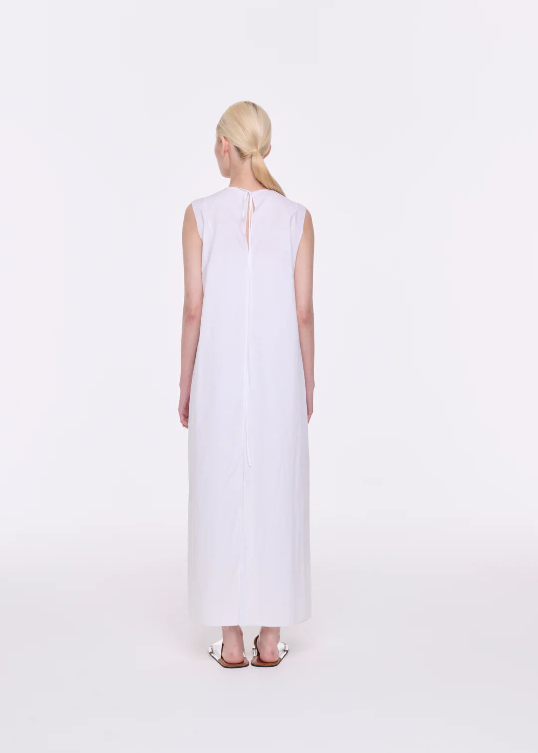 שמלת טריקו באורך מקסי עם הדפסהרכב: 65% פוליאסטר, 35% כותנההדוגמנית בגובה 1.76 ולובשת מידה 40 של PLAN C 