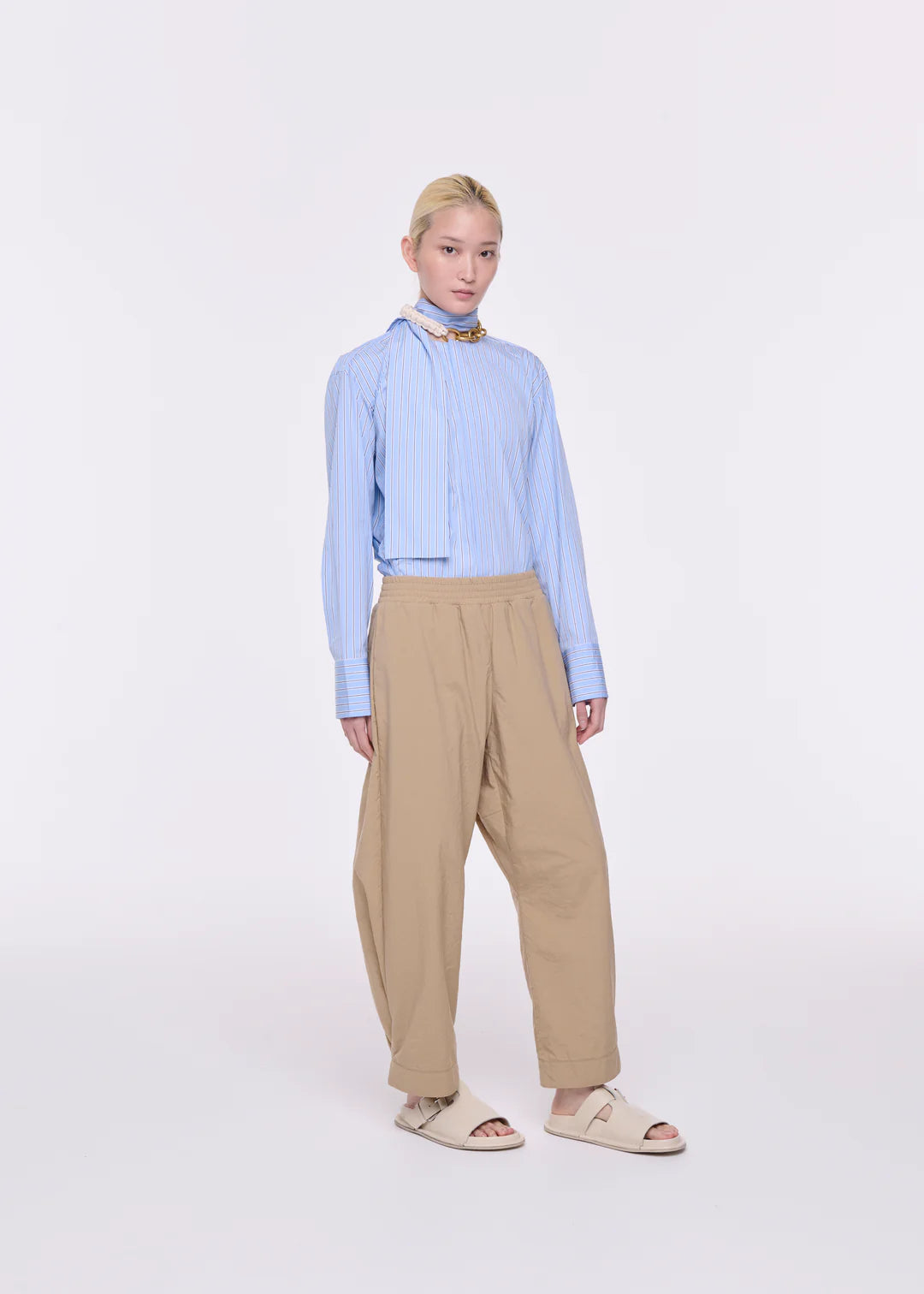 מכנסיים רחבים עם כיסי צד נסתריםהרכב: 100% כותנההדוגמנית בגובה 1.76 ולובשת מידה 40 של PLAN C 