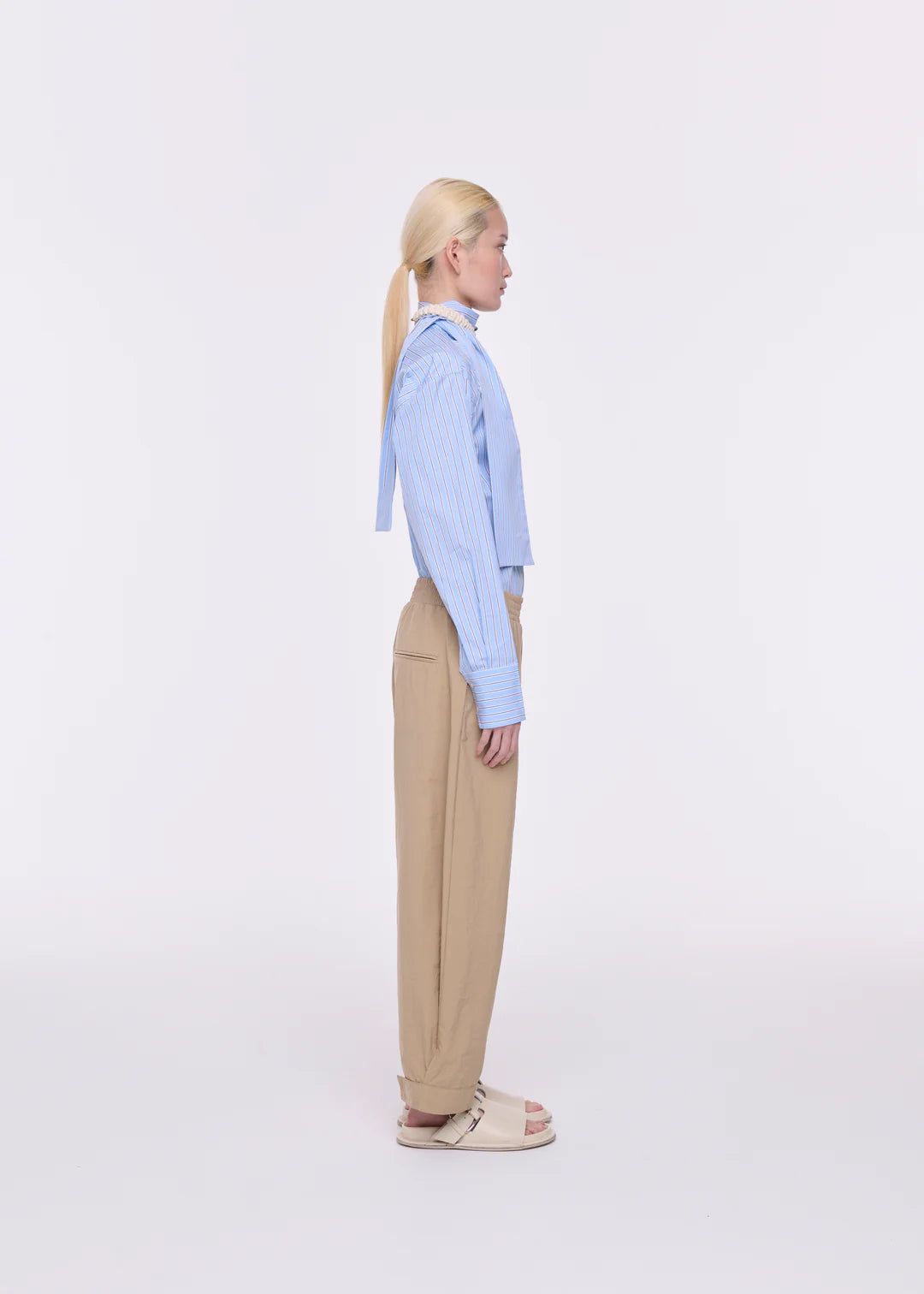 מכנסיים רחבים עם כיסי צד נסתריםהרכב: 100% כותנההדוגמנית בגובה 1.76 ולובשת מידה 40 של PLAN C 