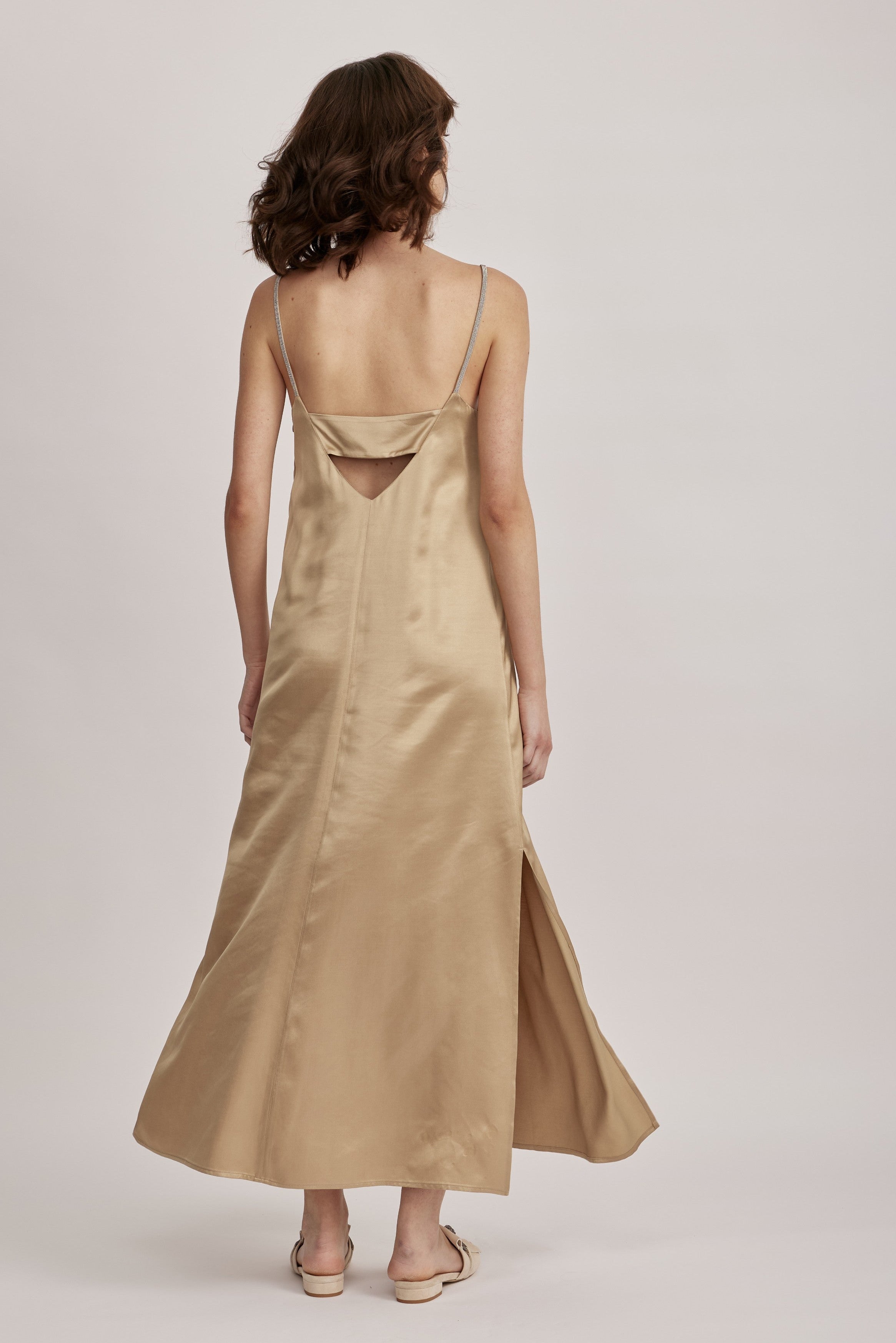 שמלה מבית המותג האיטלקי PESERICO, מבד סאטן רך וגולש, בעל ברק אלגנטי. לשמלה כתפיות דקיקות, מעוטרות בדיטייל שרשרת מנצנץ, וגב במפתח וי עמוק, משלימים את העיצוב הייחודי. גזרה ישרה ונינוחה, עם שסעים בשני צידי השמלה ,וסגירה באמצעות רוכסן צידי נסתר.הרכב: 100% ויסקוזההדוגמנית בגובה 1.75 ולובשת מידה 42 של PESERICO