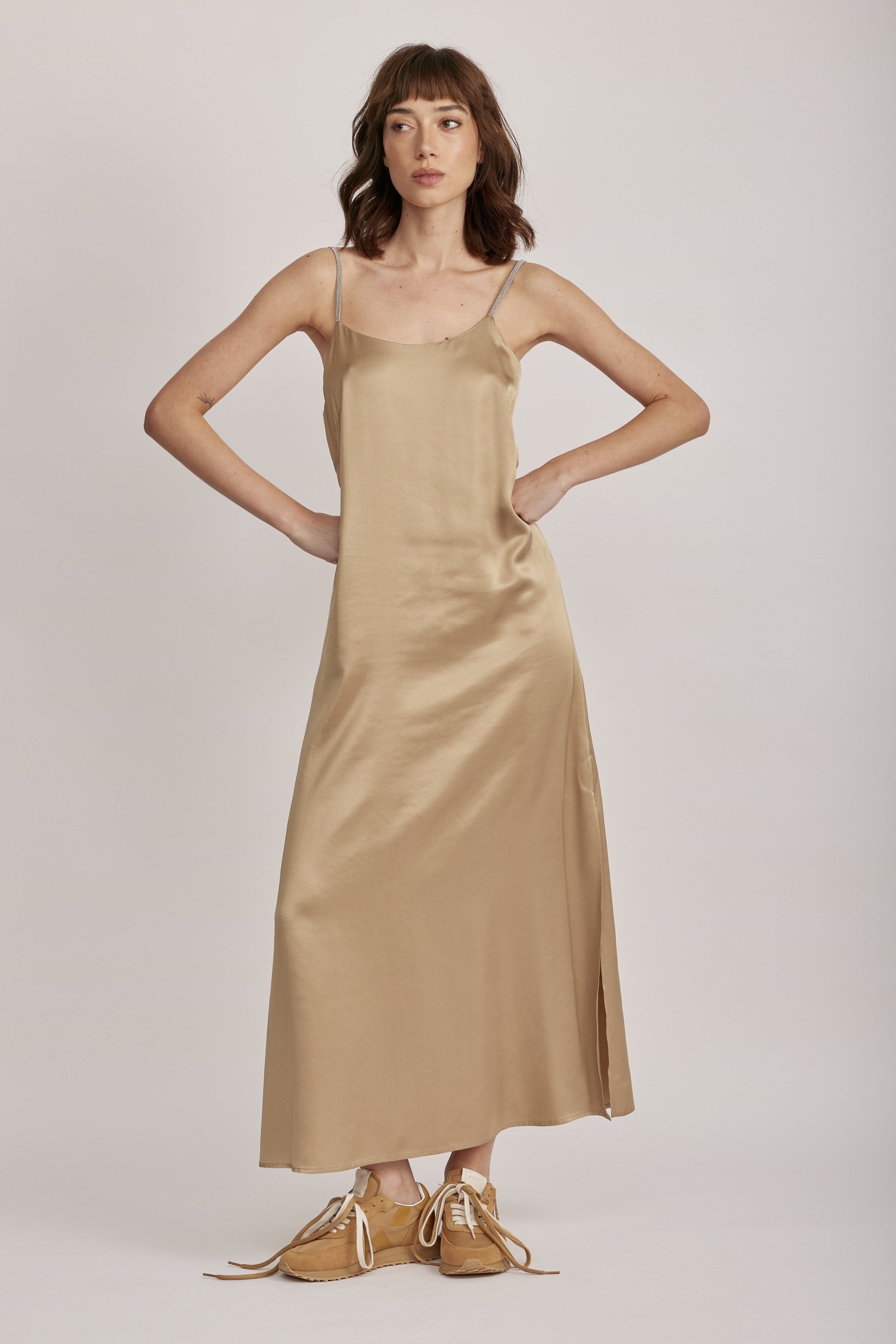 שמלה מבית המותג האיטלקי PESERICO, מבד סאטן רך וגולש, בעל ברק אלגנטי. לשמלה כתפיות דקיקות, מעוטרות בדיטייל שרשרת מנצנץ, וגב במפתח וי עמוק, משלימים את העיצוב הייחודי. גזרה ישרה ונינוחה, עם שסעים בשני צידי השמלה ,וסגירה באמצעות רוכסן צידי נסתר.הרכב: 100% ויסקוזההדוגמנית בגובה 1.75 ולובשת מידה 42 של PESERICO