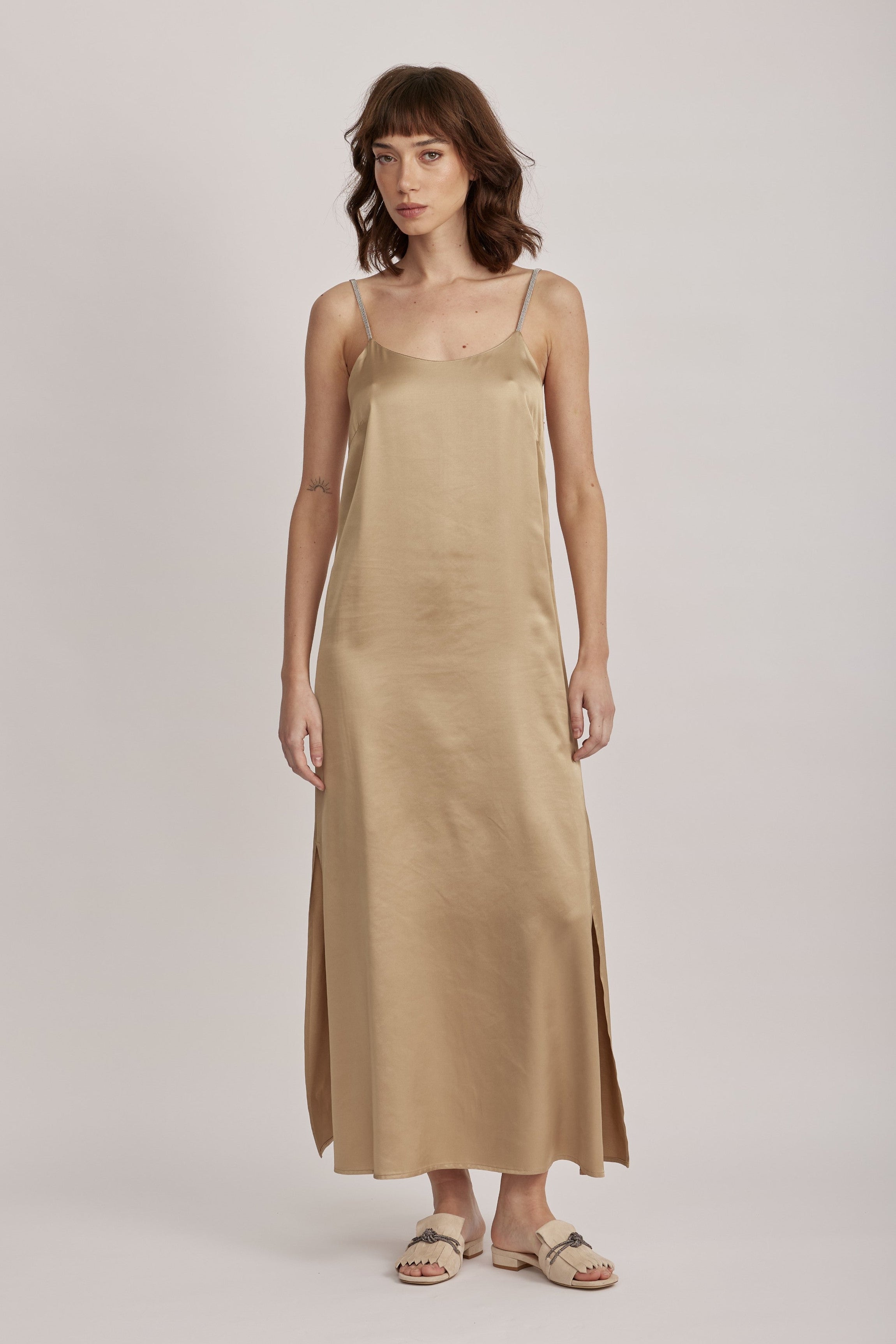 שמלה מבית המותג האיטלקי PESERICO, מבד סאטן רך וגולש, בעל ברק אלגנטי. לשמלה כתפיות דקיקות, מעוטרות בדיטייל שרשרת מנצנץ, וגב במפתח וי עמוק, משלימים את העיצוב הייחודי. גזרה ישרה ונינוחה, עם שסעים בשני צידי השמלה ,וסגירה באמצעות רוכסן צידי נסתר.הרכב: 100% ויסקוזההדוגמנית בגובה 1.75 ולובשת מידה 42 של PESERICO