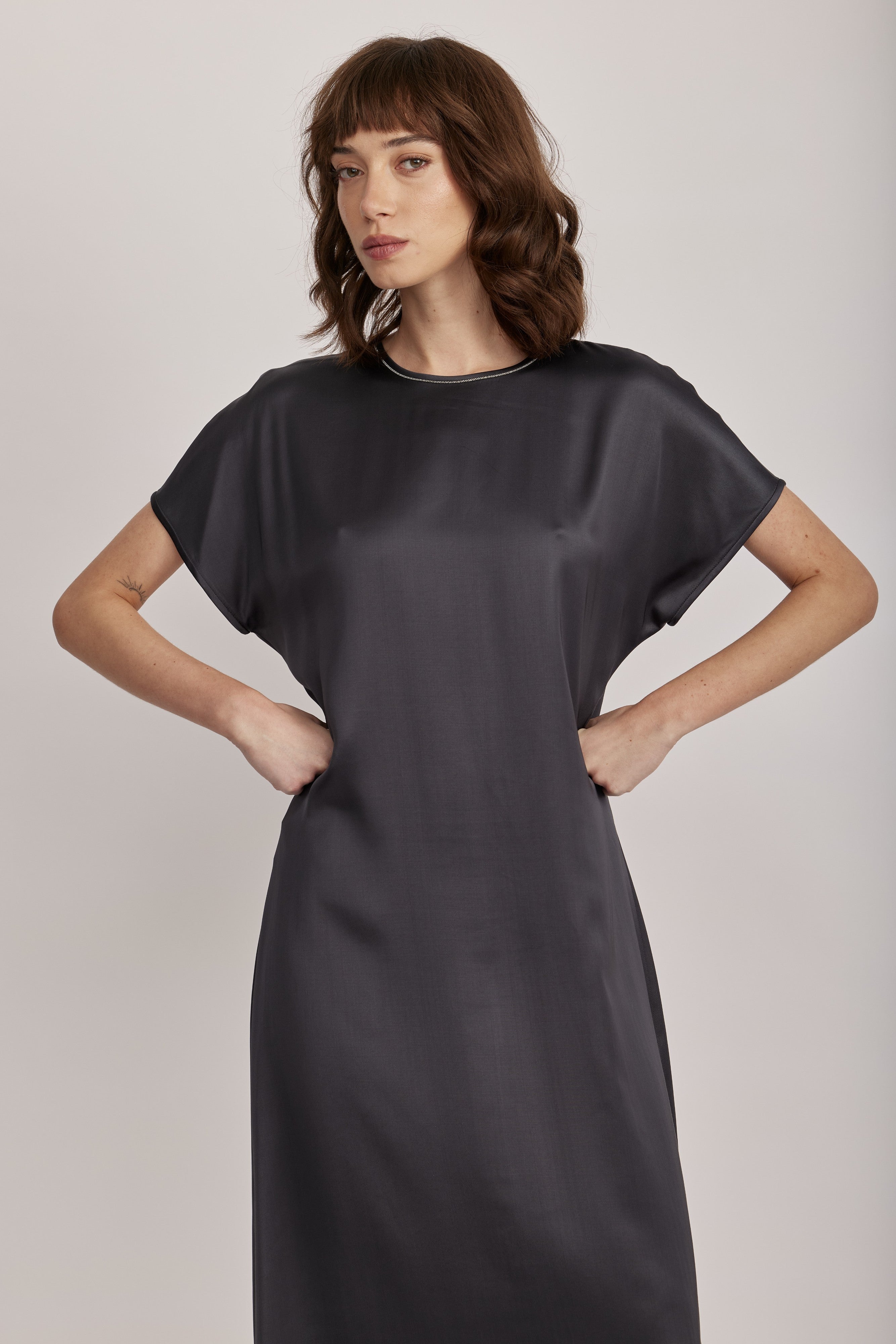 שמלה מבית המותג האיטלקי PESERICO, מבד סאטן רך וזורם, בעל ברק אלגנטי. השמלה בגזרה משוחררת וצללית A עדינה, צווארון עגול מעוטר בדיטייל שרשרת כסופה, שרוולי קימונו קצרים, וסגירה באמצעות רוכסן אחורי נסתר.הרכב: 100% ויסקוזההדוגמנית בגובה 1.75 ולובשת מידה 42 של PESERICO