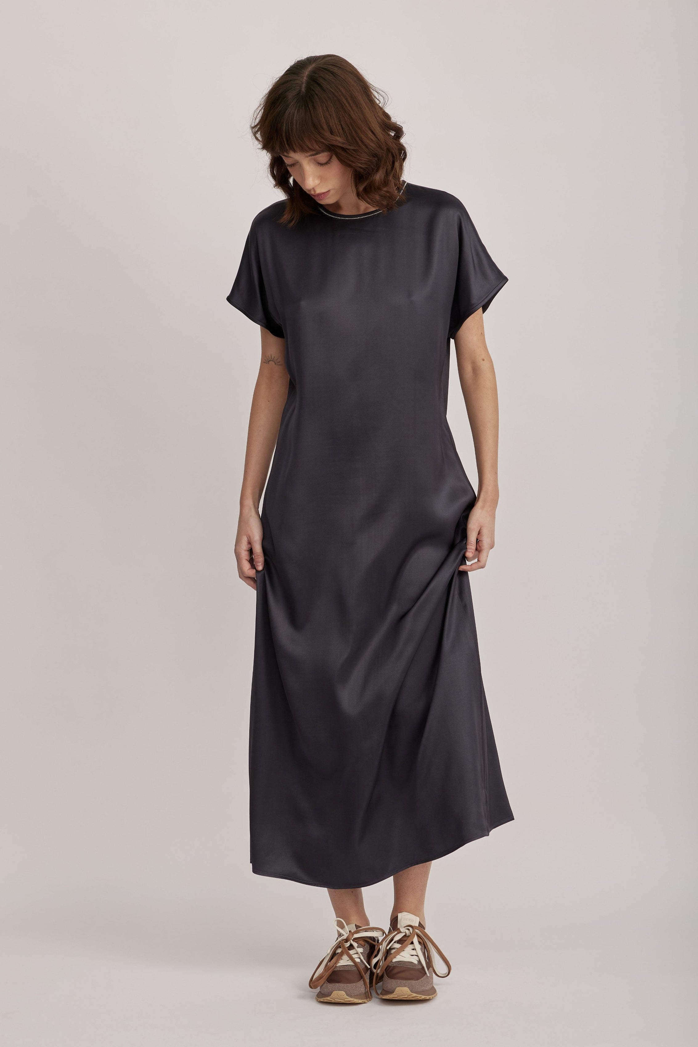 שמלה מבית המותג האיטלקי PESERICO, מבד סאטן רך וזורם, בעל ברק אלגנטי. השמלה בגזרה משוחררת וצללית A עדינה, צווארון עגול מעוטר בדיטייל שרשרת כסופה, שרוולי קימונו קצרים, וסגירה באמצעות רוכסן אחורי נסתר.הרכב: 100% ויסקוזההדוגמנית בגובה 1.75 ולובשת מידה 42 של PESERICO