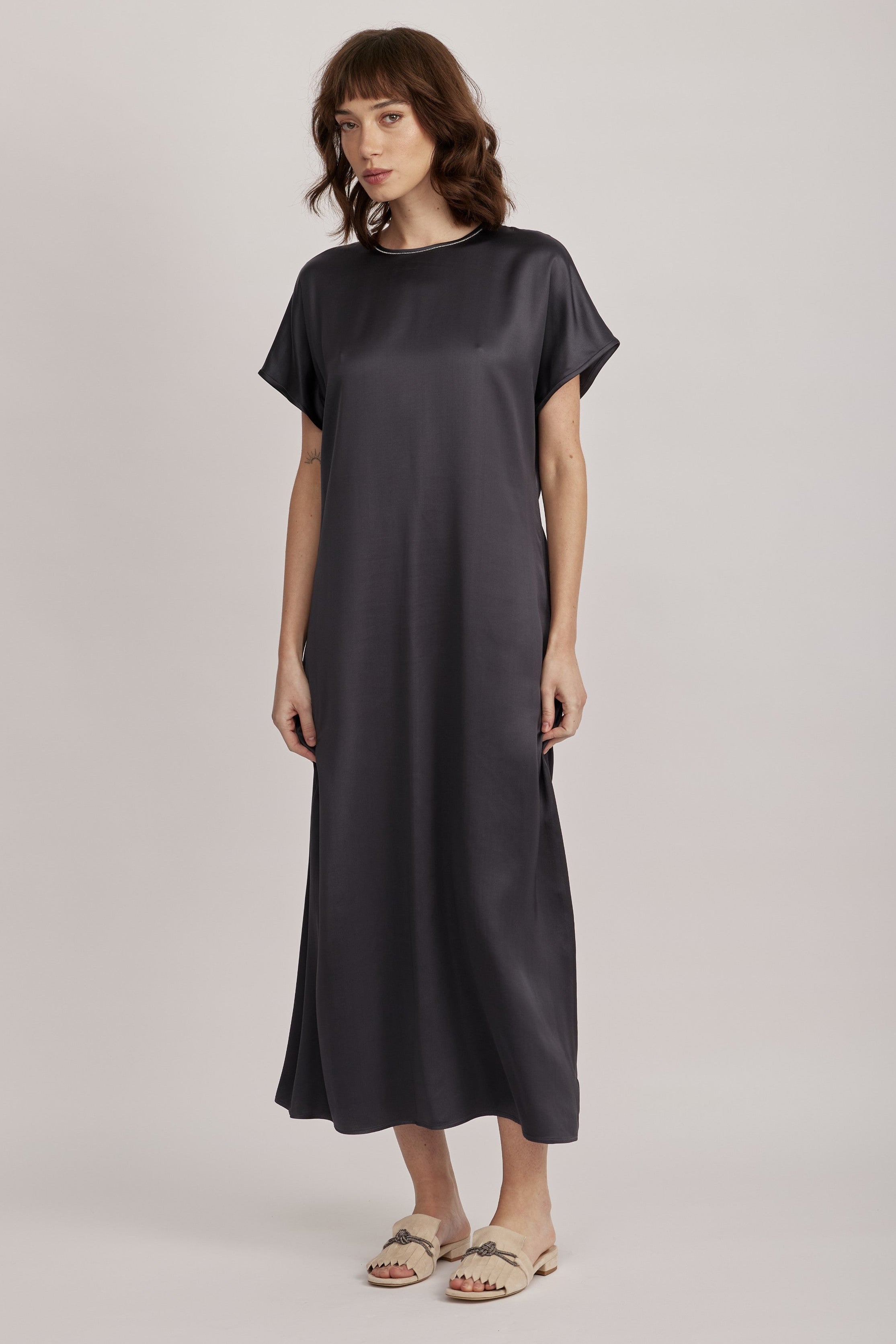 שמלה מבית המותג האיטלקי PESERICO, מבד סאטן רך וזורם, בעל ברק אלגנטי. השמלה בגזרה משוחררת וצללית A עדינה, צווארון עגול מעוטר בדיטייל שרשרת כסופה, שרוולי קימונו קצרים, וסגירה באמצעות רוכסן אחורי נסתר.הרכב: 100% ויסקוזההדוגמנית בגובה 1.75 ולובשת מידה 42 של PESERICO