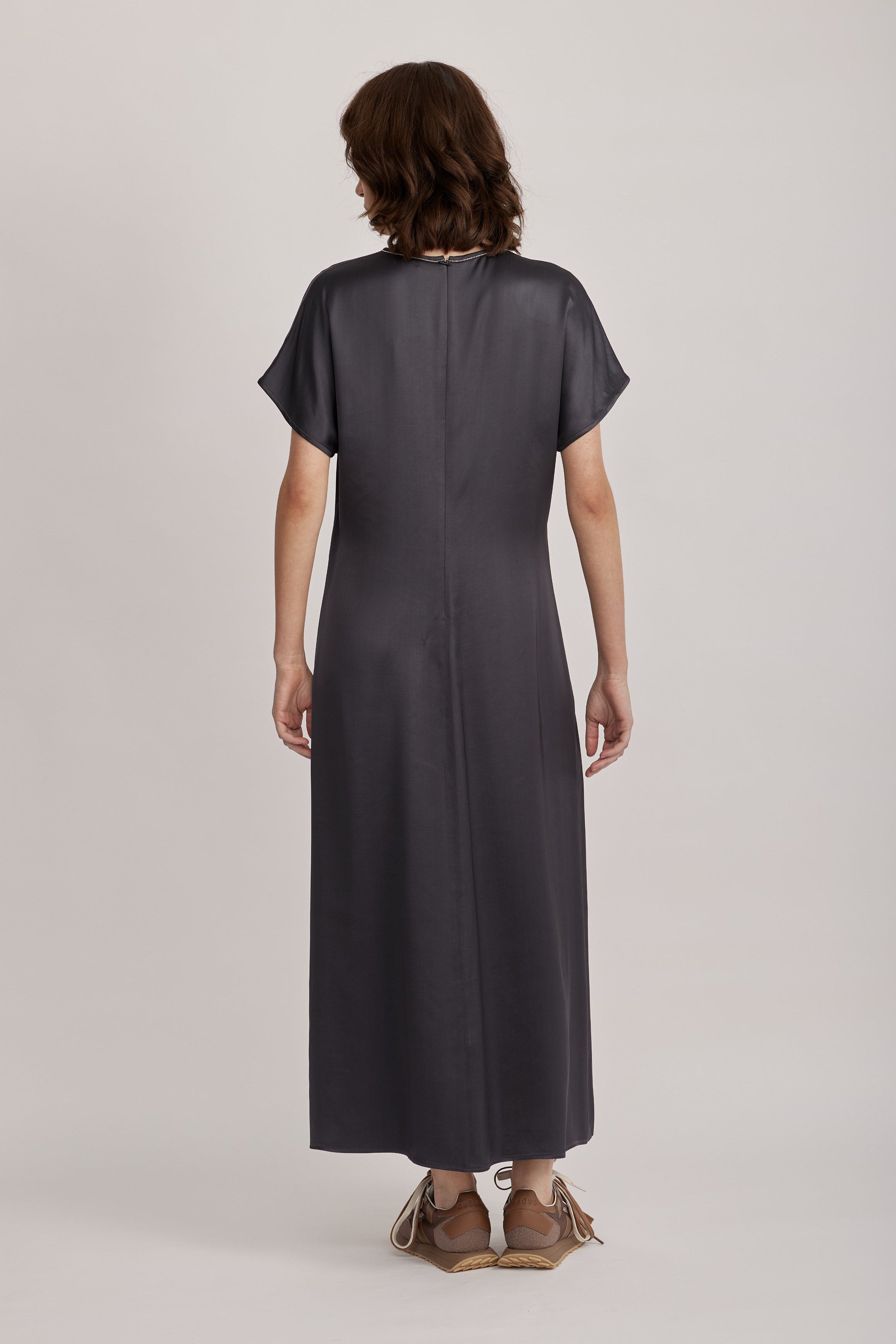 שמלה מבית המותג האיטלקי PESERICO, מבד סאטן רך וזורם, בעל ברק אלגנטי. השמלה בגזרה משוחררת וצללית A עדינה, צווארון עגול מעוטר בדיטייל שרשרת כסופה, שרוולי קימונו קצרים, וסגירה באמצעות רוכסן אחורי נסתר.הרכב: 100% ויסקוזההדוגמנית בגובה 1.75 ולובשת מידה 42 של PESERICO