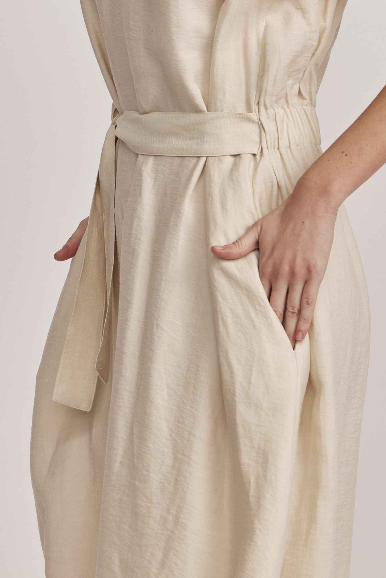 שמלה מבית המותג האיטלקי PESERICO, מבד טוויל פשתן-ויסקוזה רך וקליל, במראה נשפך וזורם. השמלה באורך מידי, בגזרה משוחררת, עם מותן אלסטי בגב וחגורת קשירה, להדגשת הצללית והתאמה אישית, שני כיסי צד פנימיים, שרוולי קימונו קצרים, וצווארון וי.הרכב: 57% פשתן, 32% ויסקוזה, 11% פוליאמידהדוגמנית בגובה 1.75 ולובשת מידה 42 של PESERICO