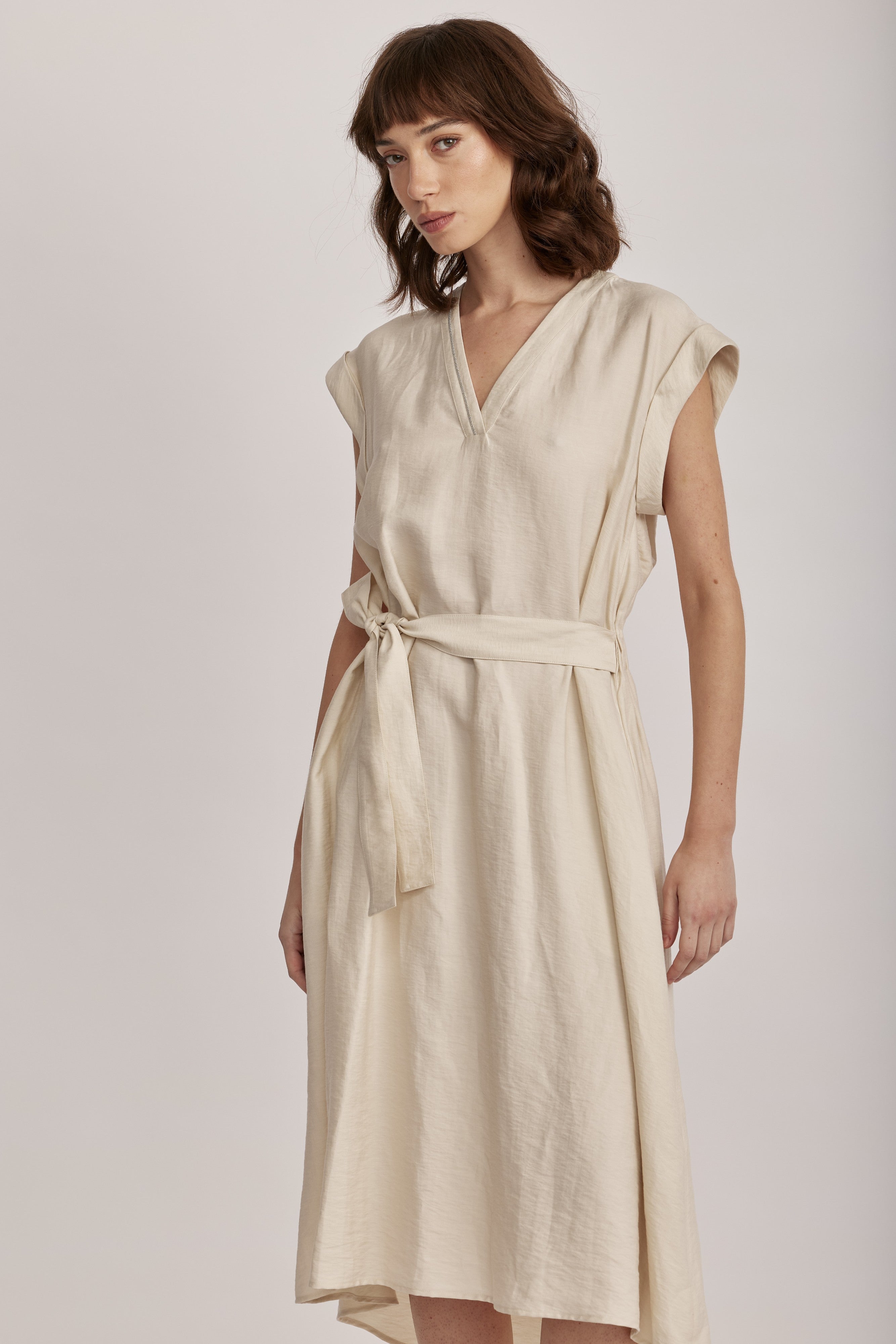 שמלה מבית המותג האיטלקי PESERICO, מבד טוויל פשתן-ויסקוזה רך וקליל, במראה נשפך וזורם. השמלה באורך מידי, בגזרה משוחררת, עם מותן אלסטי בגב וחגורת קשירה, להדגשת הצללית והתאמה אישית, שני כיסי צד פנימיים, שרוולי קימונו קצרים, וצווארון וי.הרכב: 57% פשתן, 32% ויסקוזה, 11% פוליאמידהדוגמנית בגובה 1.75 ולובשת מידה 42 של PESERICO