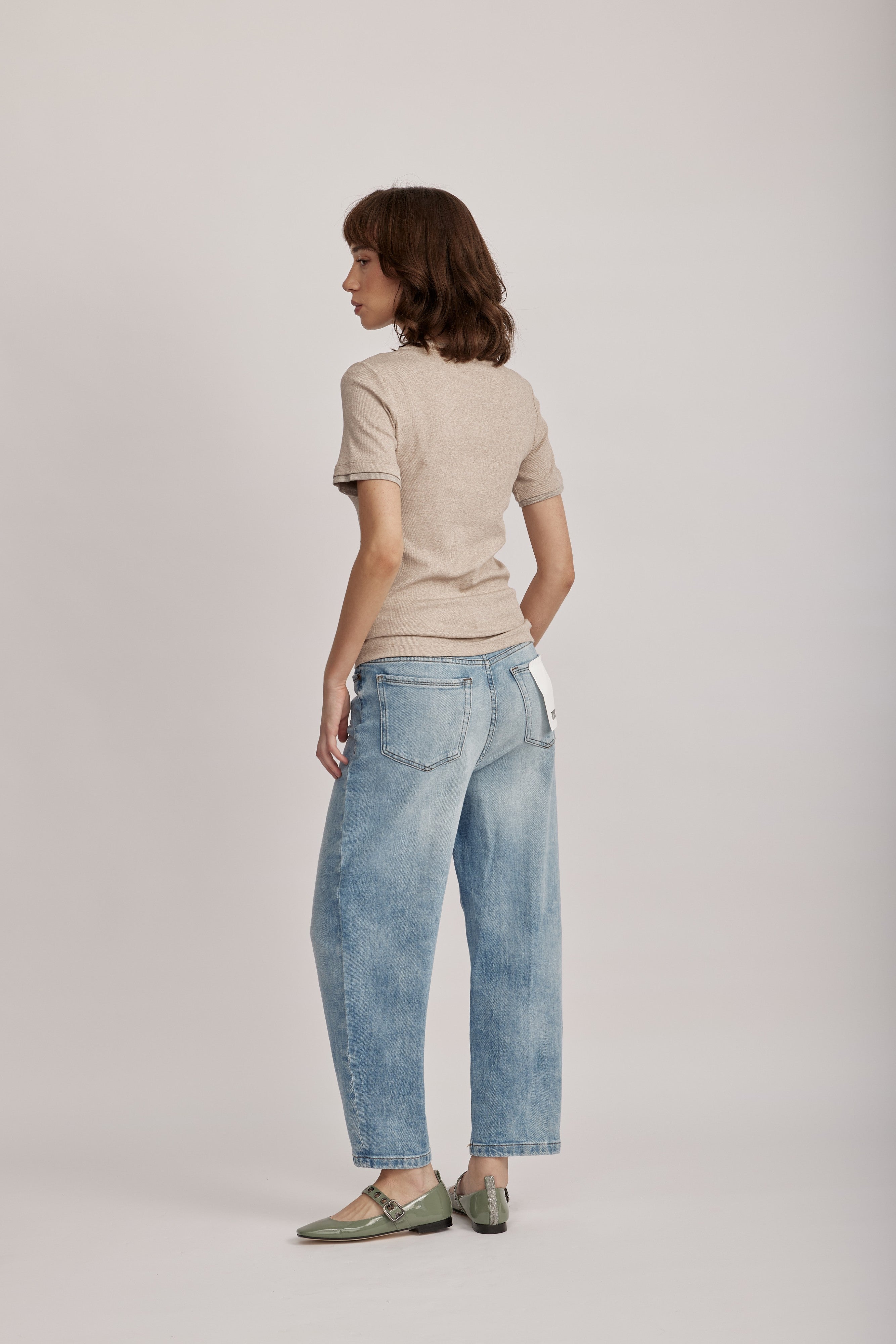 טישירט מבית המותג האיטלקי PESERICO, מכותנה ג'רזי אלסטית בטקסטורת פסי ריב דקיקים. גזרה צמודה, עם צווארון עגול ושרוולים קצרים, ותוספת מכפלת בשרוולים ובצווארון, בשילוב לורקס בגימור מטאלי להדגשת העיצוב.הרכב: 94% כותנה, 6% אלסטןהדוגמנית בגובה 1.75 ולובשת מידה 42 של PESERICO