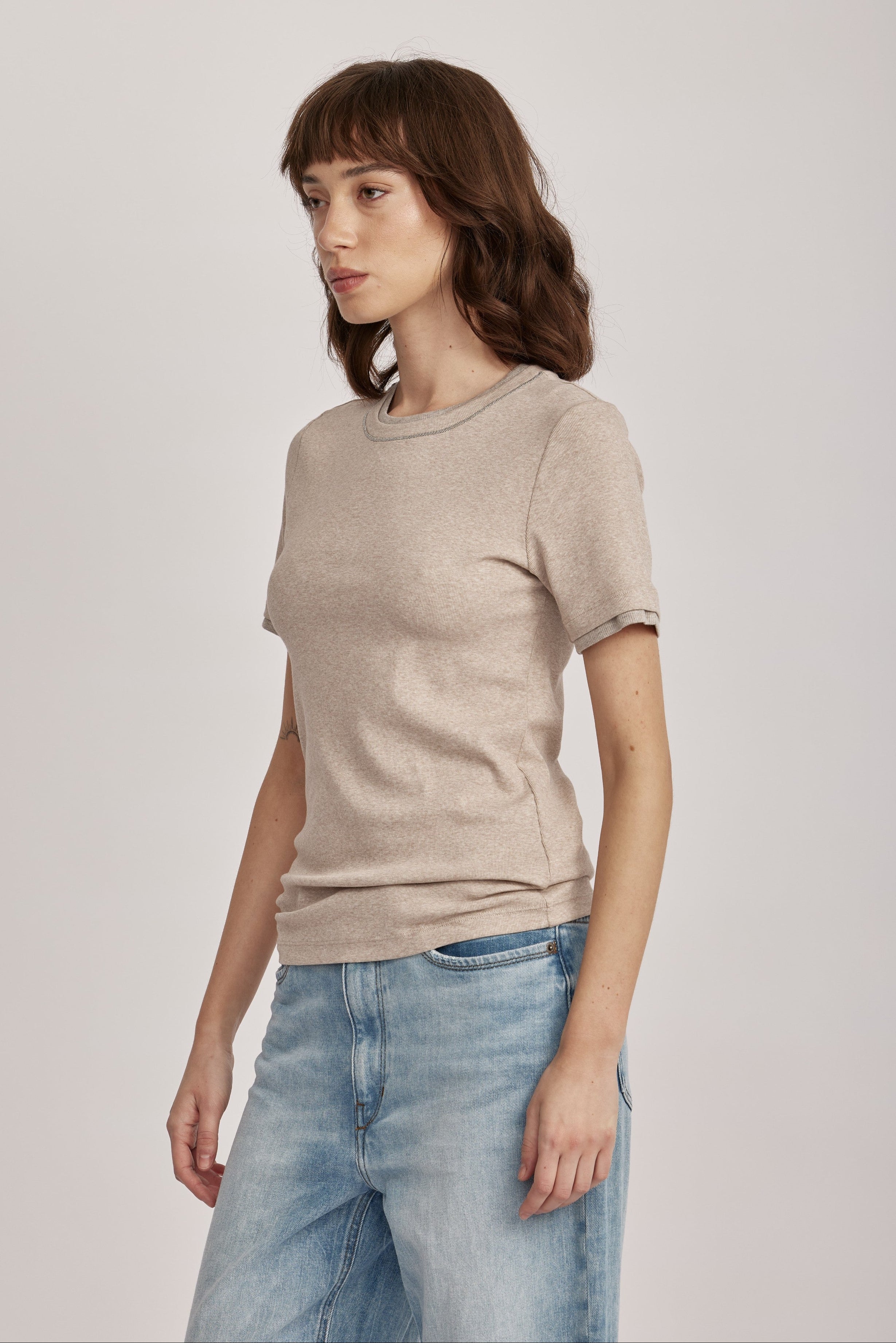 טישירט מבית המותג האיטלקי PESERICO, מכותנה ג'רזי אלסטית בטקסטורת פסי ריב דקיקים. גזרה צמודה, עם צווארון עגול ושרוולים קצרים, ותוספת מכפלת בשרוולים ובצווארון, בשילוב לורקס בגימור מטאלי להדגשת העיצוב.הרכב: 94% כותנה, 6% אלסטןהדוגמנית בגובה 1.75 ולובשת מידה 42 של PESERICO