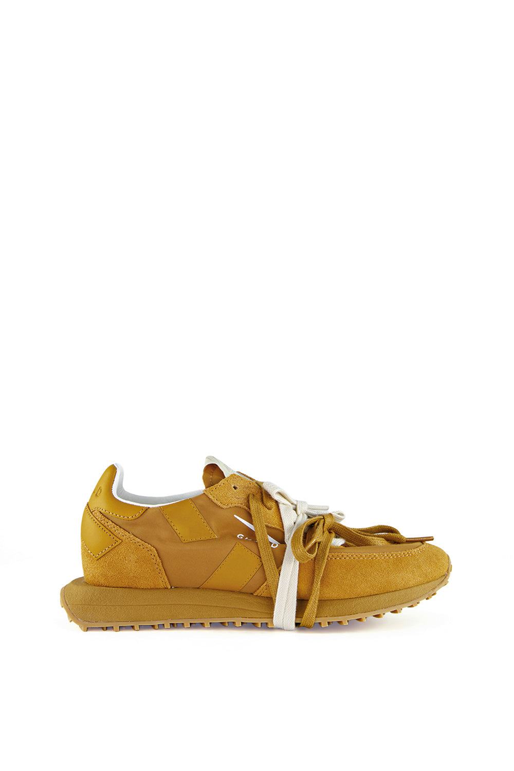 נעלי סניקרס לנשים מבית המותג האיטלקי Ghoud Venice, בעיצוב חדשני המשלב אסתטיקה מינימליסטית עם קווים גיאומטריים וחיתוכים נועזים, למראה עדכני ומתוחכם.הנעליים מיוצרות בעבודת יד, תוך מחשבה והקפדה על הפרטים הקטנים, מה שמבטיח סטייל ונוחות מקסימליים.החלק העליון עשוי זמש, עור, ובד ניילון איכותיים ועמידים, עם שרוכים כפולים. סוליית גומי Phylon מוגבהת, רכה וקלה, מעניקה תמיכה ויציבות. הדפס לוגו המותג בצידי הנעל.הרכב: 65% בד, 35% עור. סוליה: 60% פיילון (Phylon), 40% גומי תרמו עמיד