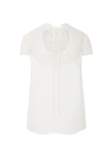 חולצת פשתן סטייטמנט עם אלמנט מקרמה בחלקה העליון הכולל מפתח בגב