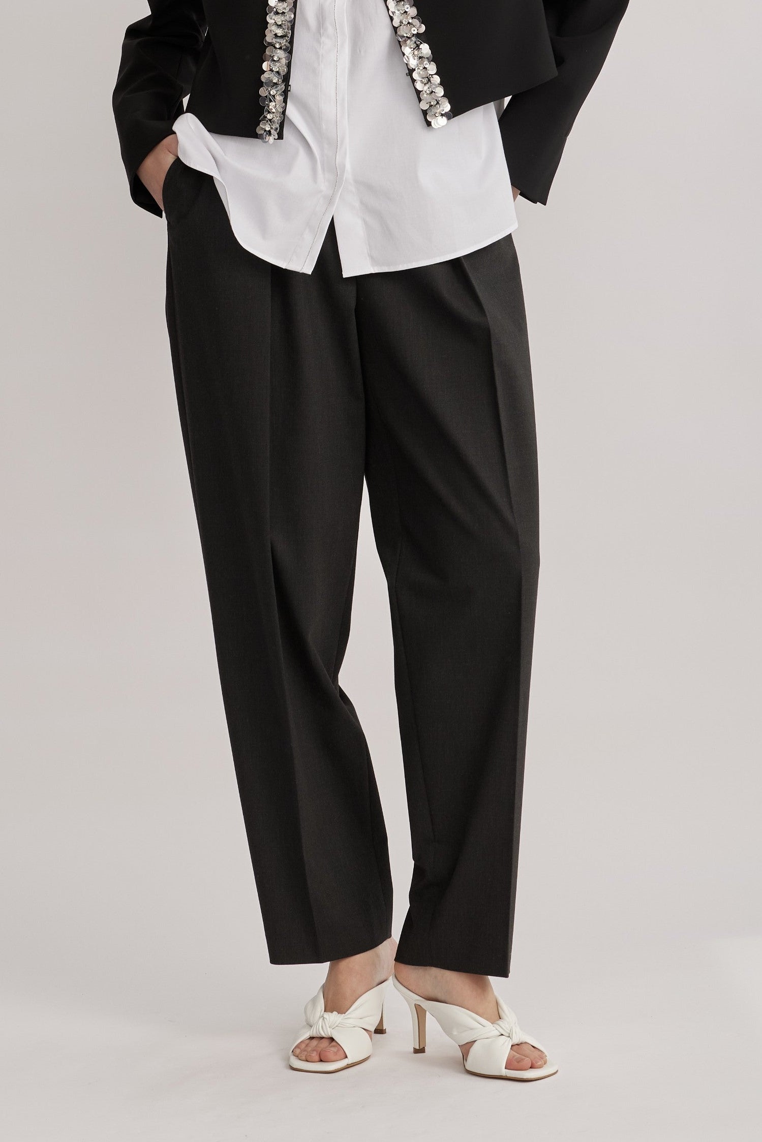 מכנסיים מחוייטים מבית המותג RIANI, בגזרת Wide Leg רחבה ואופנתית, מבד אלסטי ונוח. עם מותן גבוהה, כיסי צד, וסגירה נסתרת.הרכב: 91% פוליאסטר, 9% פוליאוריתןהדוגמנית בגובה 1.75 ולובשת מידה 36 אירופאית