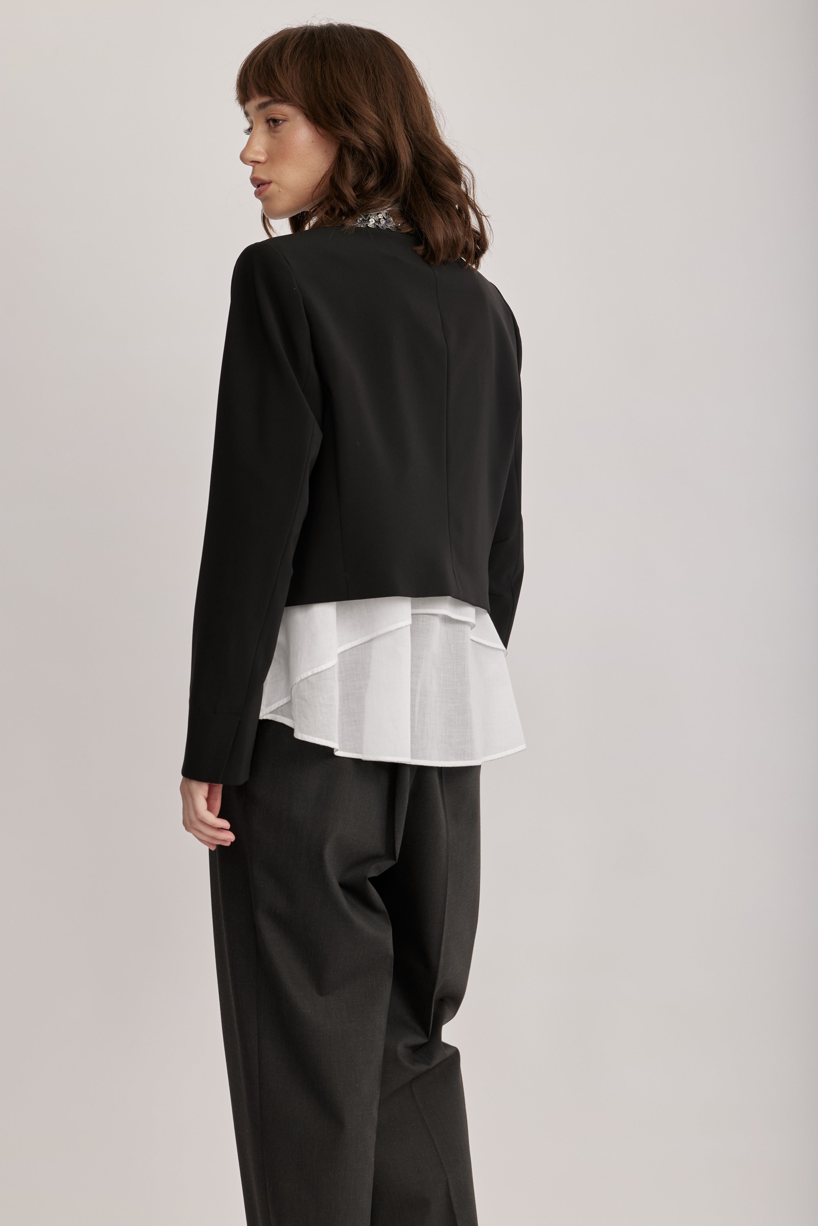 ז'קט מבית המותג RIANI, בגזרה ישרה ואלגנטית, ובאורך קצר, בעיטור פאייטים שקופים מנצנצים סביב הצוואר ולאורך הז'קט. עם צווארון עגול וסגירה נסתרת לכל האורך באמצעות ווים.הרכב: 91% פוליאסטר, 9% פוליאוריטןהדוגמנית בגובה 1.75 ולובשת מידה 36 אירופאית