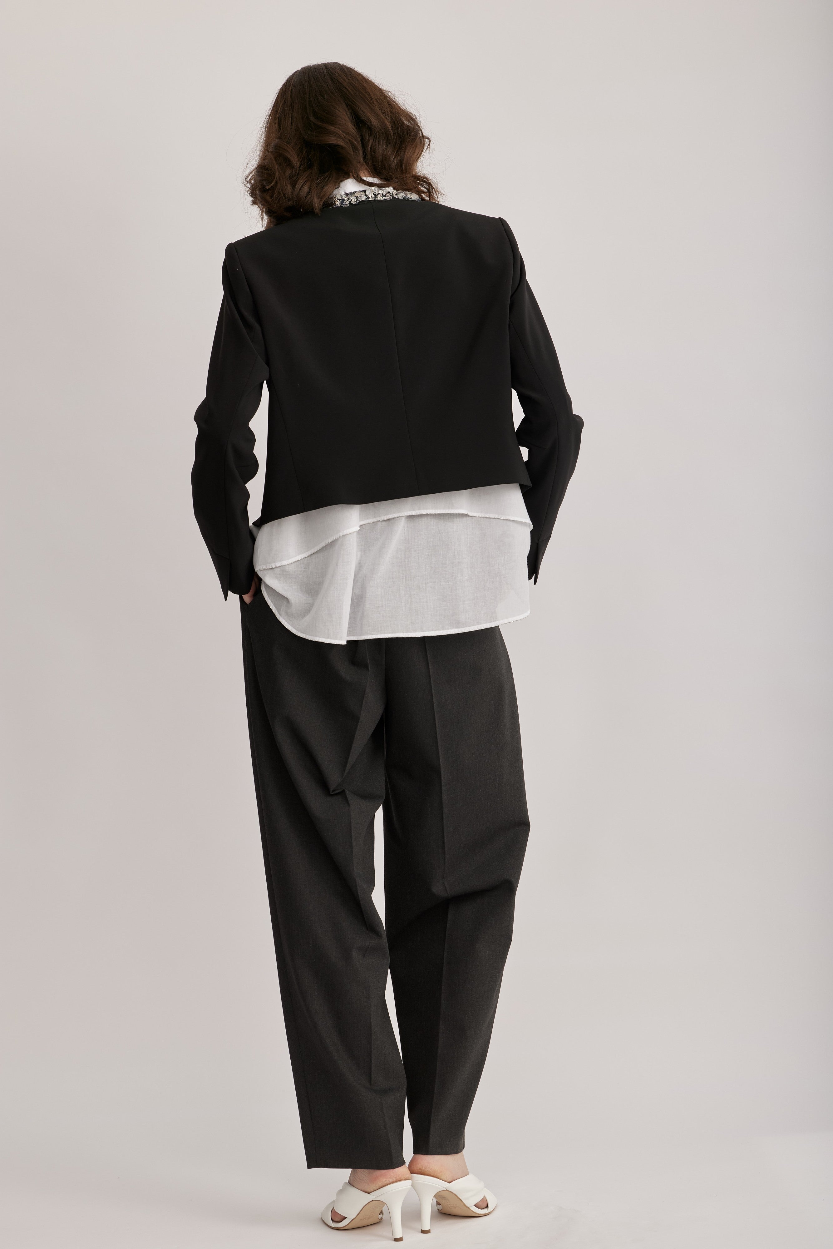 מכנסיים מחוייטים מבית המותג RIANI, בגזרת Wide Leg רחבה ואופנתית, מבד אלסטי ונוח. עם מותן גבוהה, כיסי צד, וסגירה נסתרת.הרכב: 91% פוליאסטר, 9% פוליאוריתןהדוגמנית בגובה 1.75 ולובשת מידה 36 אירופאית