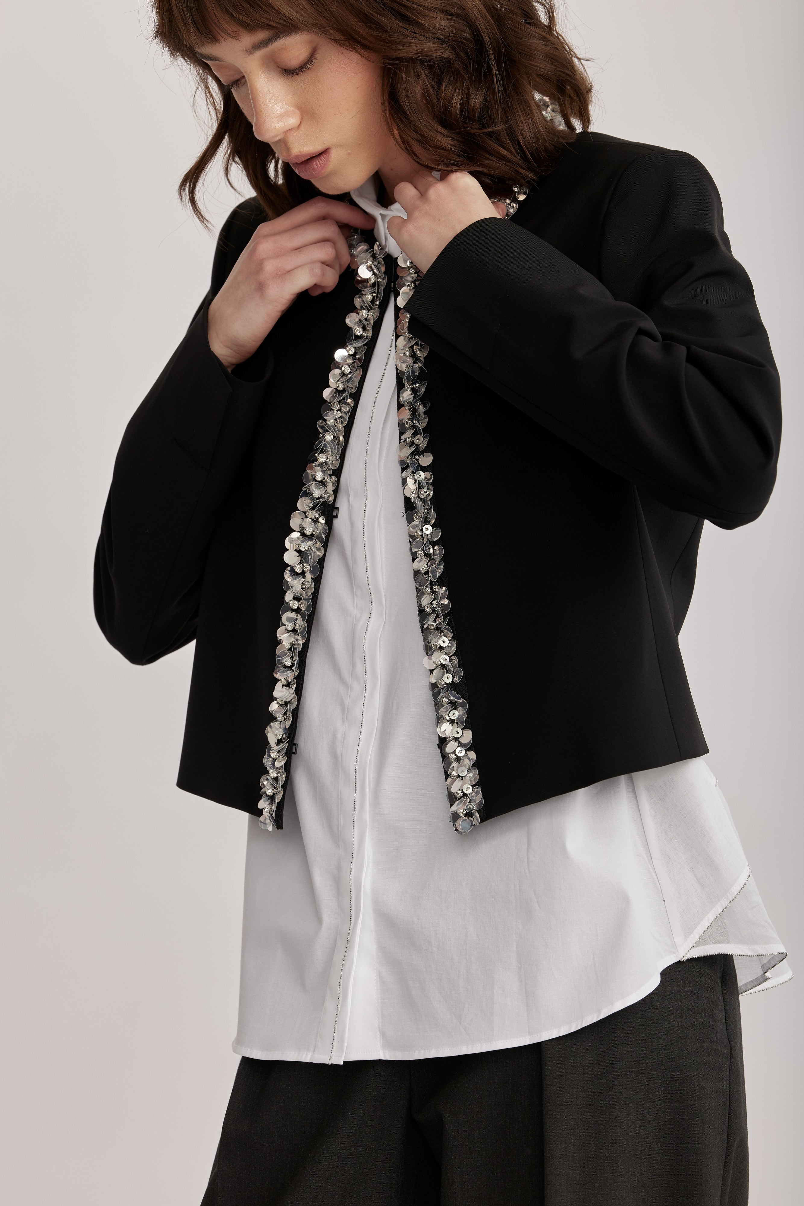 ז'קט מבית המותג RIANI, בגזרה ישרה ואלגנטית, ובאורך קצר, בעיטור פאייטים שקופים מנצנצים סביב הצוואר ולאורך הז'קט. עם צווארון עגול וסגירה נסתרת לכל האורך באמצעות ווים.הרכב: 91% פוליאסטר, 9% פוליאוריטןהדוגמנית בגובה 1.75 ולובשת מידה 36 אירופאית