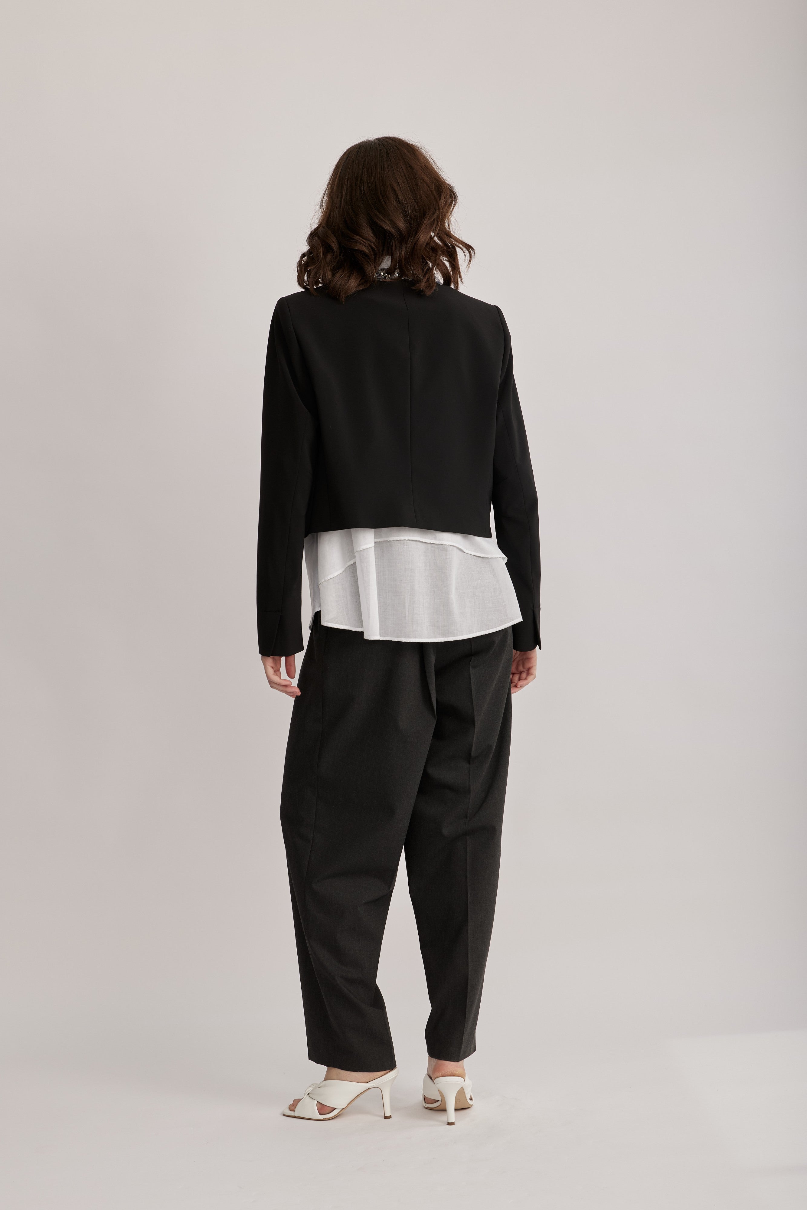 ז'קט מבית המותג RIANI, בגזרה ישרה ואלגנטית, ובאורך קצר, בעיטור פאייטים שקופים מנצנצים סביב הצוואר ולאורך הז'קט. עם צווארון עגול וסגירה נסתרת לכל האורך באמצעות ווים.הרכב: 91% פוליאסטר, 9% פוליאוריטןהדוגמנית בגובה 1.75 ולובשת מידה 36 אירופאית