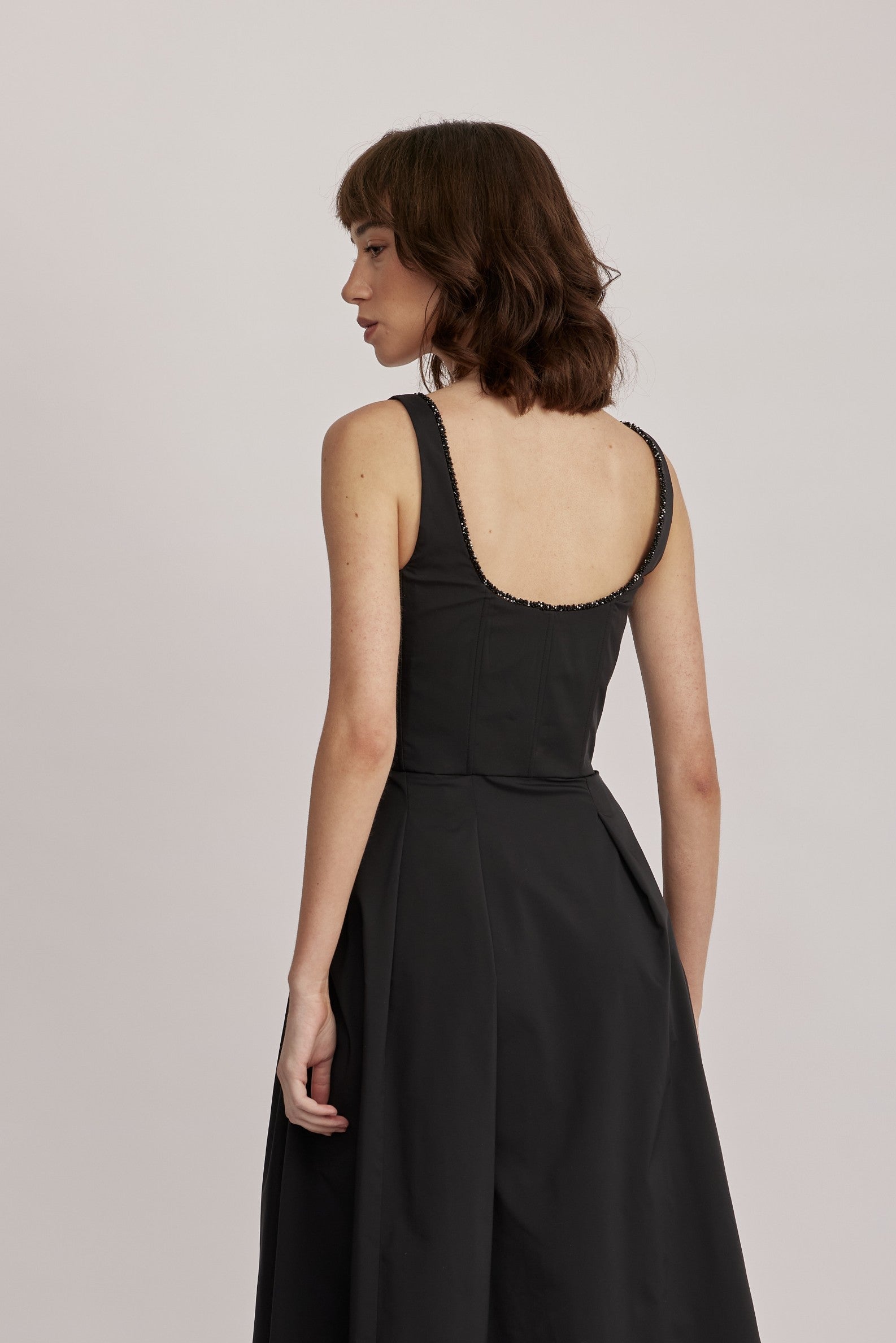 שמלה מבית המותג RIANI, בעיצוב קלאסי. גזרת A עם חצאית קפלים מתרחבת, מבד קליל וזורם. מחשוף מרובע, גב במפתח עמוק, וכתפיות גופיה רחבות ומעוטרות משלימים את העיצוב ויוצרים צללית מודרנית ונשית, וסטייל על זמני שיתאים לכל אירוע. עם כיסי צד וסגירה באמצעות רוכסן בגב.הרכב: 100% פוליאסטרהדוגמנית בגובה 1.75 ולובשת מידה 36 אירופאית