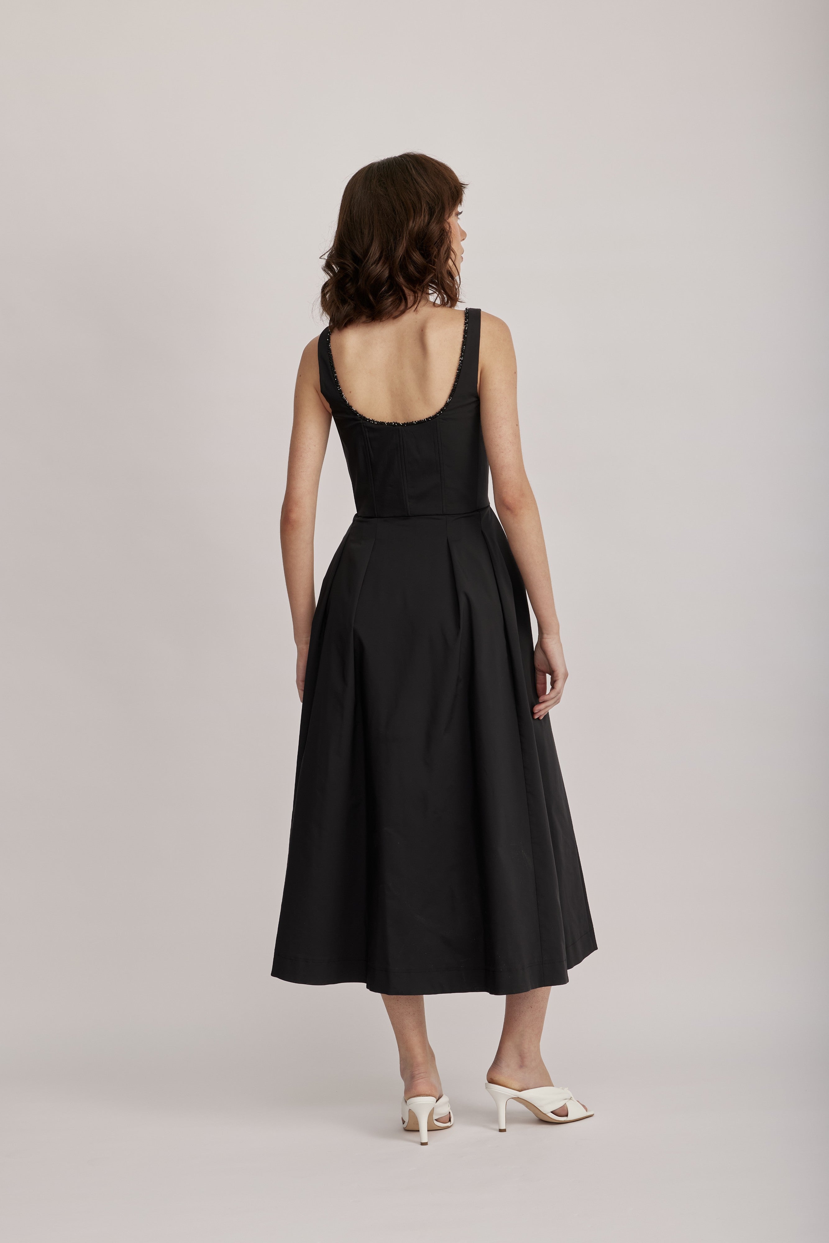 שמלה מבית המותג RIANI, בעיצוב קלאסי. גזרת A עם חצאית קפלים מתרחבת, מבד קליל וזורם. מחשוף מרובע, גב במפתח עמוק, וכתפיות גופיה רחבות ומעוטרות משלימים את העיצוב ויוצרים צללית מודרנית ונשית, וסטייל על זמני שיתאים לכל אירוע. עם כיסי צד וסגירה באמצעות רוכסן בגב.הרכב: 100% פוליאסטרהדוגמנית בגובה 1.75 ולובשת מידה 36 אירופאית