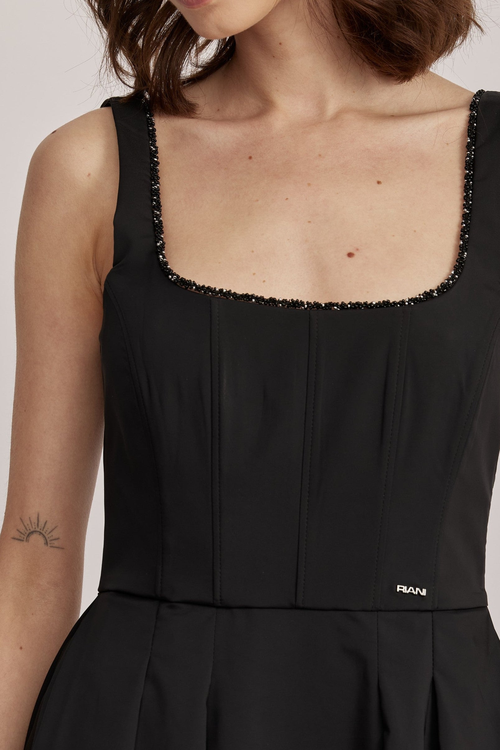 שמלה מבית המותג RIANI, בעיצוב קלאסי. גזרת A עם חצאית קפלים מתרחבת, מבד קליל וזורם. מחשוף מרובע, גב במפתח עמוק, וכתפיות גופיה רחבות ומעוטרות משלימים את העיצוב ויוצרים צללית מודרנית ונשית, וסטייל על זמני שיתאים לכל אירוע. עם כיסי צד וסגירה באמצעות רוכסן בגב.הרכב: 100% פוליאסטרהדוגמנית בגובה 1.75 ולובשת מידה 36 אירופאית