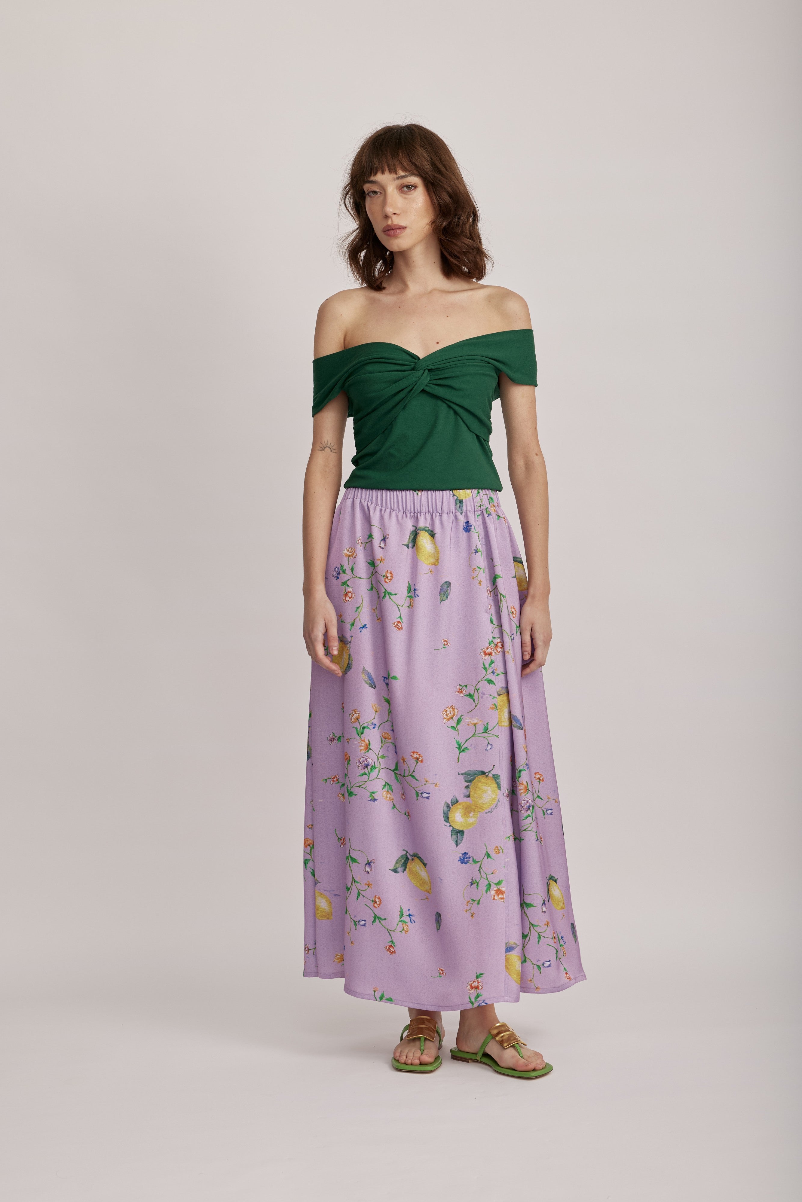 חולצה מבית המותג RIANI, עם דיטייל קדמי בדוגמת לולאות קשירה. ללא שרוולים, בגזרה צמודה לגוף, מבד ויסקוזה Eco Vero רך ונעים במיוחד.הרכב: 92% ויסקוזה, 8% אלסטןהדוגמנית בגובה 1.75 ולובשת מידה 36 אירופאית