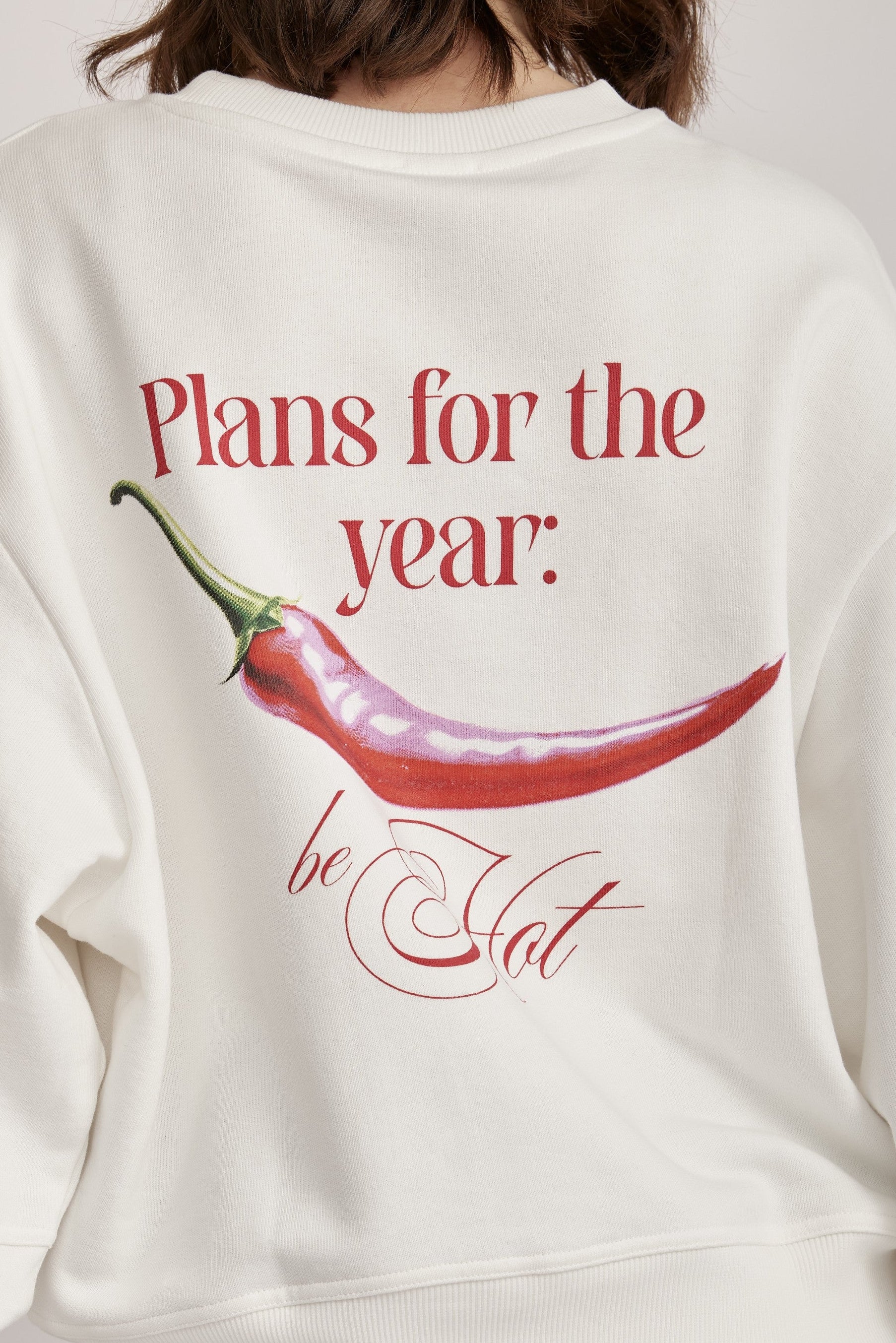 סווטשירט מבית המותג RIANI, מבד כותנה ג'רזי רך ואיכותי, בסטייל קז'ואל אופנתי, עם פרינט צ'ילי גדול בגב, ועיטור קטן בחזית. גזרה רחבה באורך המותן, עם צווארון עגול.הרכב: 100% כותנה אורגניתהדוגמנית בגובה 1.75 ולובשת מידה 36 אירופאית