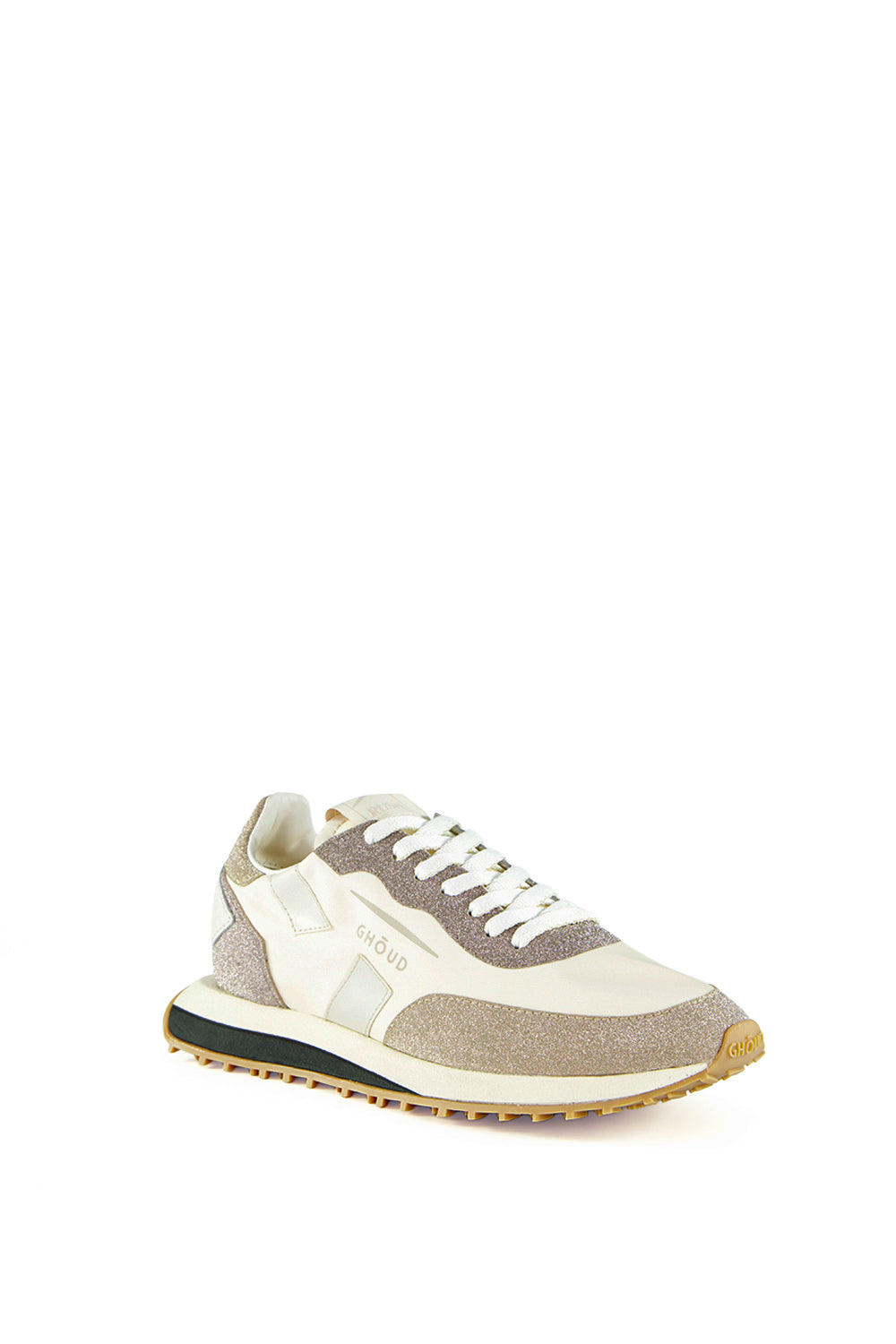 נעלי סניקרס לנשים מבית המותג האיטלקי Ghoud Venice, בעיצוב חדשני המשלב אסתטיקה מינימליסטית עם קווים גיאומטריים וחיתוכים נועזים, למראה עדכני ומתוחכם.הנעליים מיוצרות בעבודת יד, תוך מחשבה והקפדה על הפרטים הקטנים, מה שמבטיח סטייל ונוחות מקסימליים.החלק העליון עשוי בד בגימור מנצנץ, בד ניילון, ועור איכותיים ועמידים, בשילוב גוונים טבעיים של בז' ושמנת. סוליית גומי Phylon מוגבהת, רכה וקלה, מעניקה תמיכה ויציבות. הדפס לוגו המותג בצידי הנעל.הרכב: 95% בד, 5% עור. סוליה: 60% פיילון (Phylon), 40% גומי תרמו עמיד