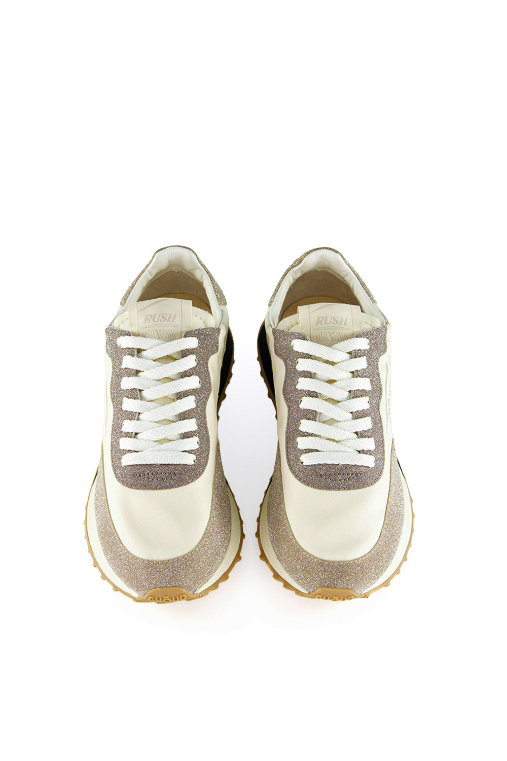 נעלי סניקרס לנשים מבית המותג האיטלקי Ghoud Venice, בעיצוב חדשני המשלב אסתטיקה מינימליסטית עם קווים גיאומטריים וחיתוכים נועזים, למראה עדכני ומתוחכם.הנעליים מיוצרות בעבודת יד, תוך מחשבה והקפדה על הפרטים הקטנים, מה שמבטיח סטייל ונוחות מקסימליים.החלק העליון עשוי בד בגימור מנצנץ, בד ניילון, ועור איכותיים ועמידים, בשילוב גוונים טבעיים של בז' ושמנת. סוליית גומי Phylon מוגבהת, רכה וקלה, מעניקה תמיכה ויציבות. הדפס לוגו המותג בצידי הנעל.הרכב: 95% בד, 5% עור. סוליה: 60% פיילון (Phylon), 40% גומי תרמו עמיד