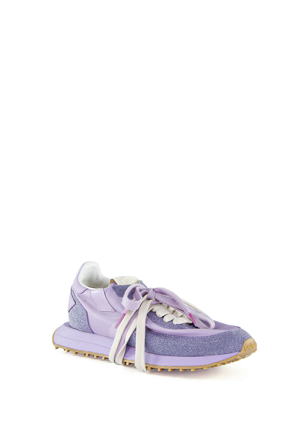 נעלי סניקרס לנשים מבית המותג האיטלקי Ghoud Venice, בעיצוב חדשני המשלב אסתטיקה מינימליסטית עם קווים גיאומטריים וחיתוכים נועזים, למראה עדכני ומתוחכם.הנעליים מיוצרות בעבודת יד, תוך מחשבה והקפדה על הפרטים הקטנים, מה שמבטיח סטייל ונוחות מקסימליים.החלק העליון עשוי בד בגימור מנצנץ, בד ניילון, ועור איכותיים ועמידים, עם שרוכים כפולים. סוליית גומי Phylon מוגבהת, רכה וקלה, מעניקה תמיכה ויציבות. הדפס לוגו המותג בצידי הנעל.הרכב: 95% בד, 5% עור. סוליה: 60% פיילון (Phylon), 40% גומי תרמו עמיד