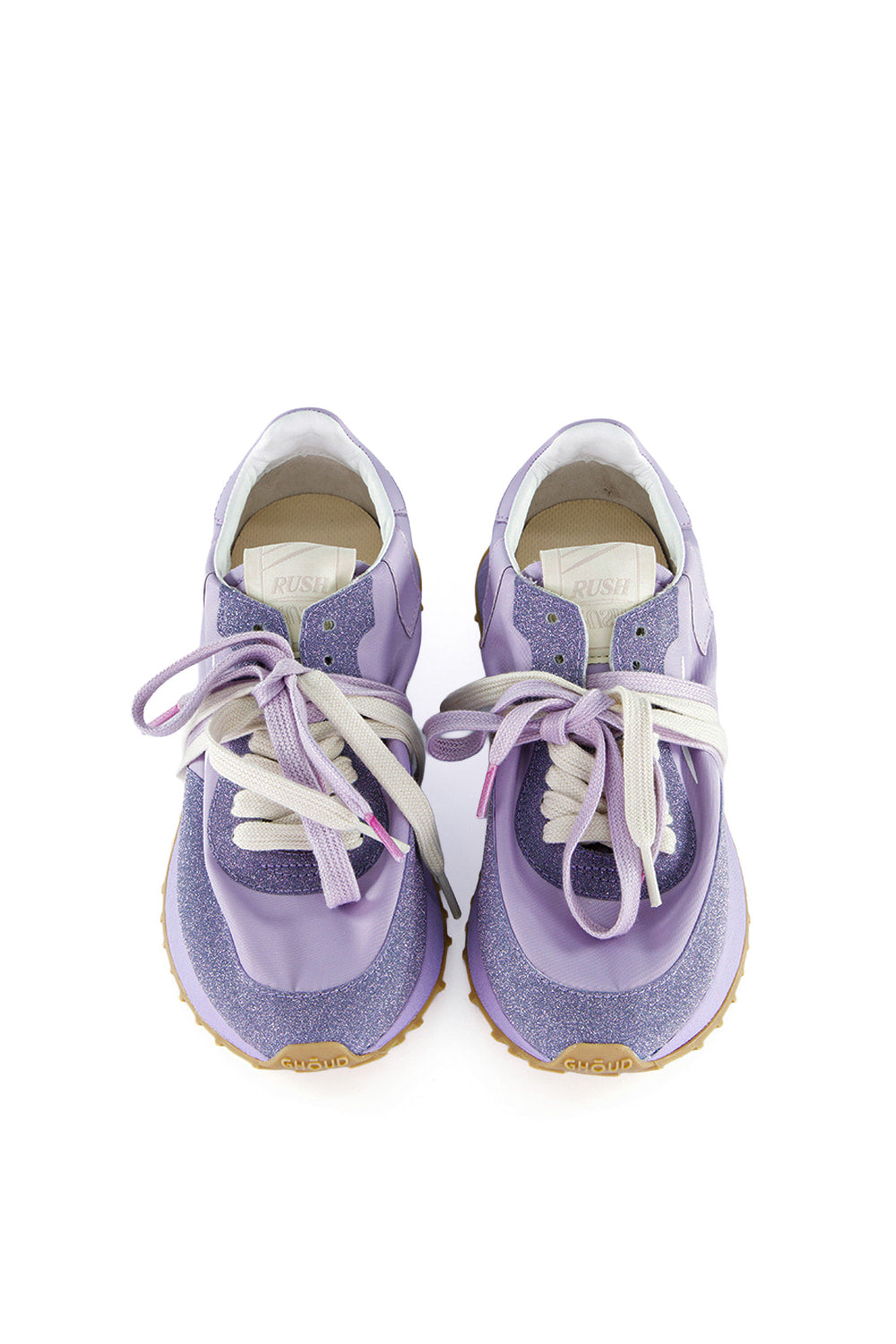 נעלי סניקרס לנשים מבית המותג האיטלקי Ghoud Venice, בעיצוב חדשני המשלב אסתטיקה מינימליסטית עם קווים גיאומטריים וחיתוכים נועזים, למראה עדכני ומתוחכם.הנעליים מיוצרות בעבודת יד, תוך מחשבה והקפדה על הפרטים הקטנים, מה שמבטיח סטייל ונוחות מקסימליים.החלק העליון עשוי בד בגימור מנצנץ, בד ניילון, ועור איכותיים ועמידים, עם שרוכים כפולים. סוליית גומי Phylon מוגבהת, רכה וקלה, מעניקה תמיכה ויציבות. הדפס לוגו המותג בצידי הנעל.הרכב: 95% בד, 5% עור. סוליה: 60% פיילון (Phylon), 40% גומי תרמו עמיד