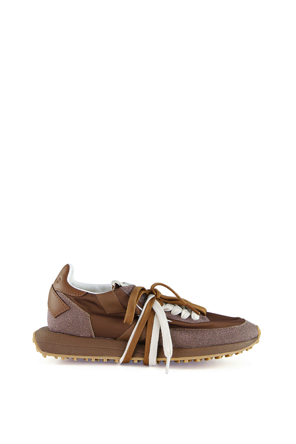 נעלי סניקרס לנשים מבית המותג האיטלקי Ghoud Venice, בעיצוב חדשני המשלב אסתטיקה מינימליסטית עם קווים גיאומטריים וחיתוכים נועזים, למראה עדכני ומתוחכם.הנעליים מיוצרות בעבודת יד, תוך מחשבה והקפדה על הפרטים הקטנים, מה שמבטיח סטייל ונוחות מקסימליים.החלק העליון עשוי בד בגימור מנצנץ, בד ניילון, ועור איכותיים ועמידים, עם שרוכים כפולים. סוליית גומי Phylon מוגבהת, רכה וקלה, מעניקה תמיכה ויציבות. הדפס לוגו המותג בצידי הנעל.הרכב: 95% בד, 5% עור. סוליה: 60% פיילון (Phylon), 40% גומי תרמו עמיד