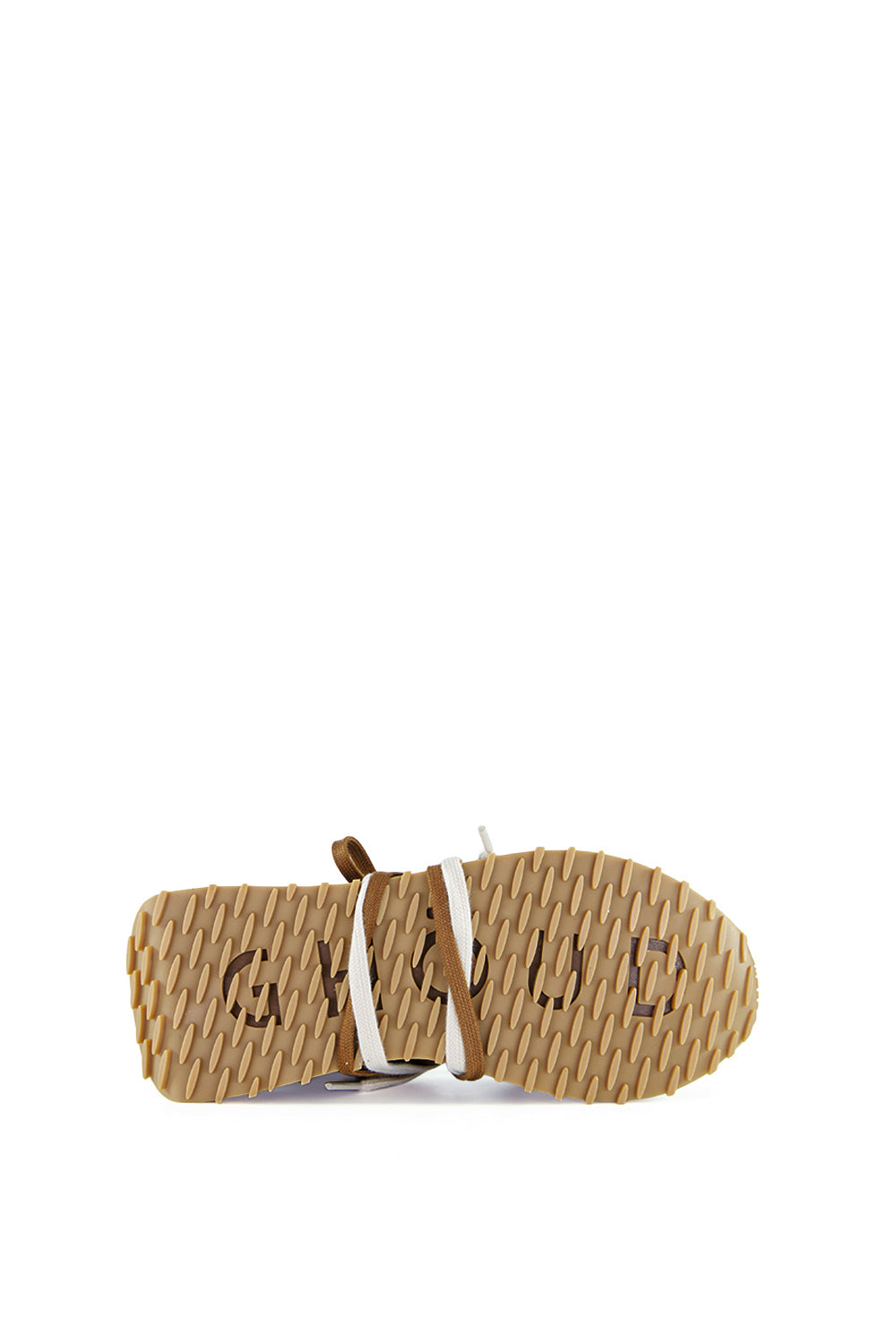 נעלי סניקרס לנשים מבית המותג האיטלקי Ghoud Venice, בעיצוב חדשני המשלב אסתטיקה מינימליסטית עם קווים גיאומטריים וחיתוכים נועזים, למראה עדכני ומתוחכם.הנעליים מיוצרות בעבודת יד, תוך מחשבה והקפדה על הפרטים הקטנים, מה שמבטיח סטייל ונוחות מקסימליים.החלק העליון עשוי בד בגימור מנצנץ, בד ניילון, ועור איכותיים ועמידים, עם שרוכים כפולים. סוליית גומי Phylon מוגבהת, רכה וקלה, מעניקה תמיכה ויציבות. הדפס לוגו המותג בצידי הנעל.הרכב: 95% בד, 5% עור. סוליה: 60% פיילון (Phylon), 40% גומי תרמו עמיד