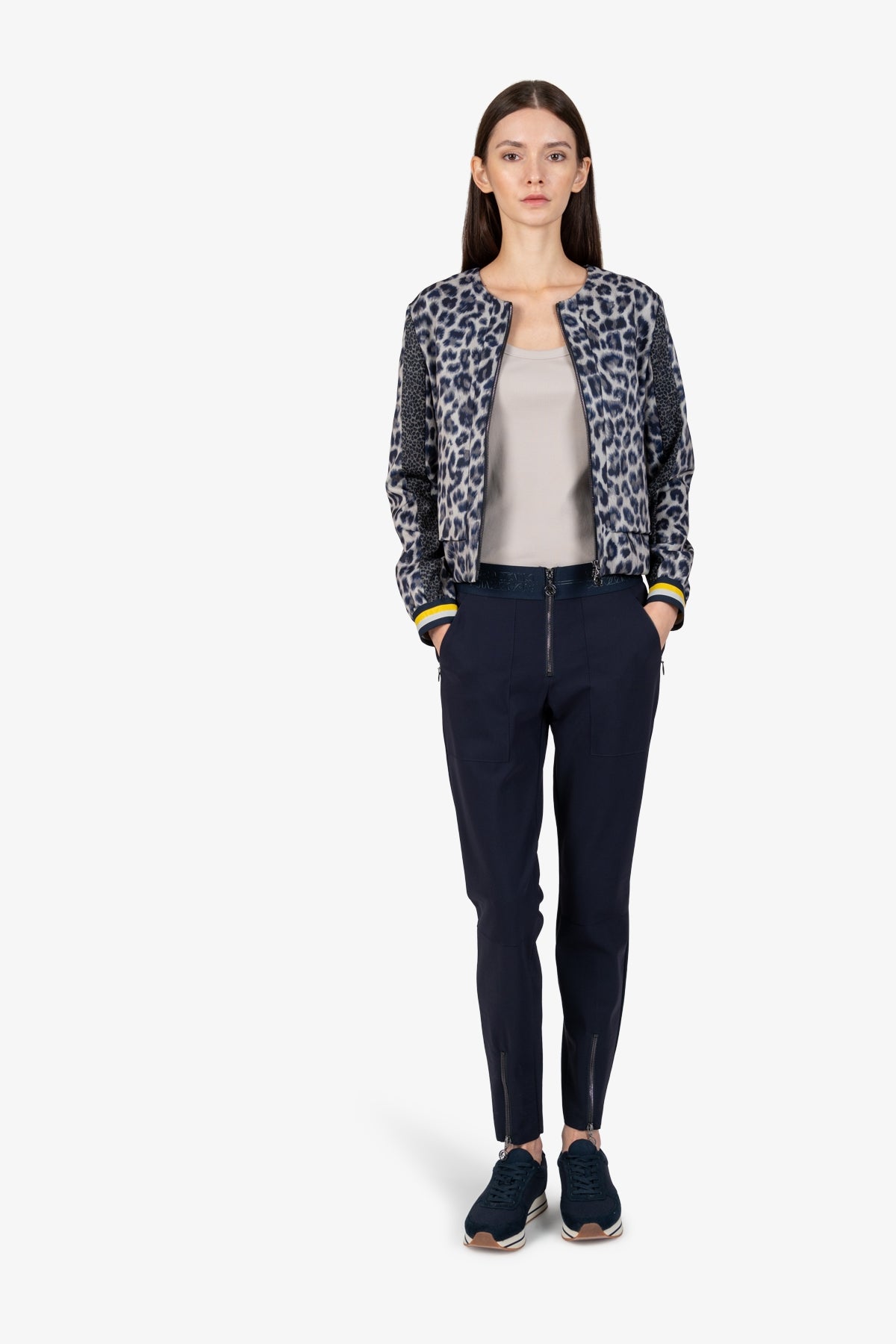 ז'קט קצר עם סגירת רוכסן בהדפס מנומרהרכב: 59% פוליאסטר, 30% ויסקוזה, 11% אלסטן 