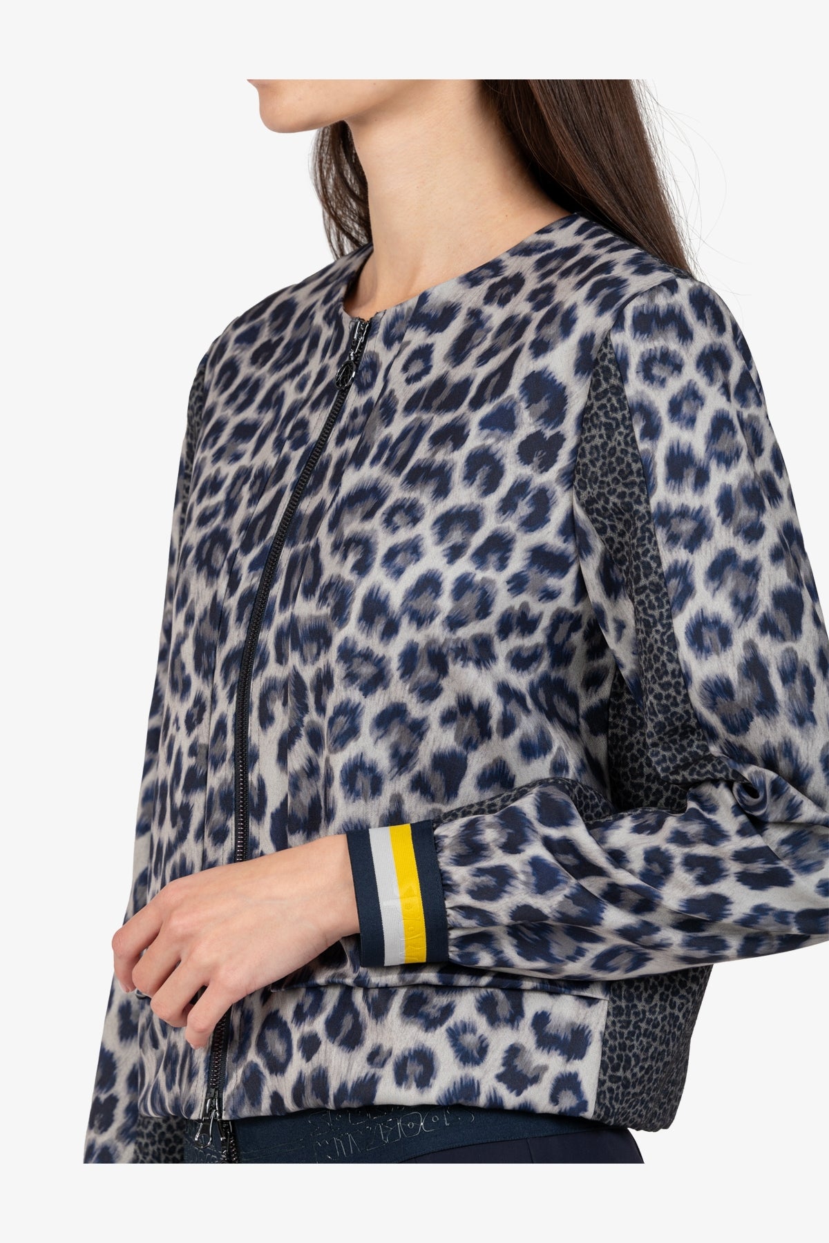 ז'קט קצר עם סגירת רוכסן בהדפס מנומרהרכב: 59% פוליאסטר, 30% ויסקוזה, 11% אלסטן 