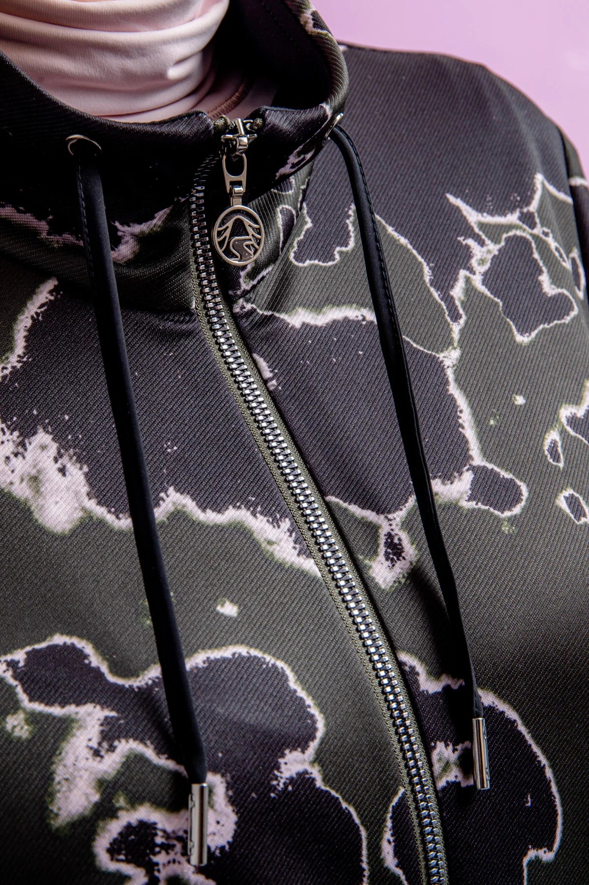 סווטישרט עם רוכסן דו צדדי בהדפס שחור לבןהרכב: 90% פוליאוריטן, 10% אלסטןהדוגמנית בגובה 1.78 ולובשת מידה 36 אירופאית