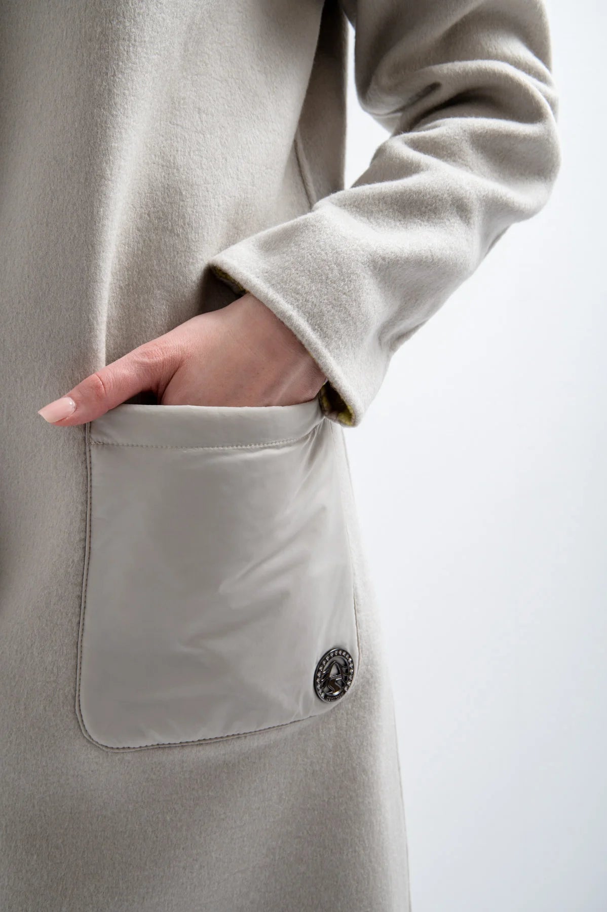 מעיל צמר ארוך דו צדדיהרכב: 70% צמר, 30% פוליאסטרהדוגמנית בגובה 1.78 ולובשת מידה 36 אירופאית