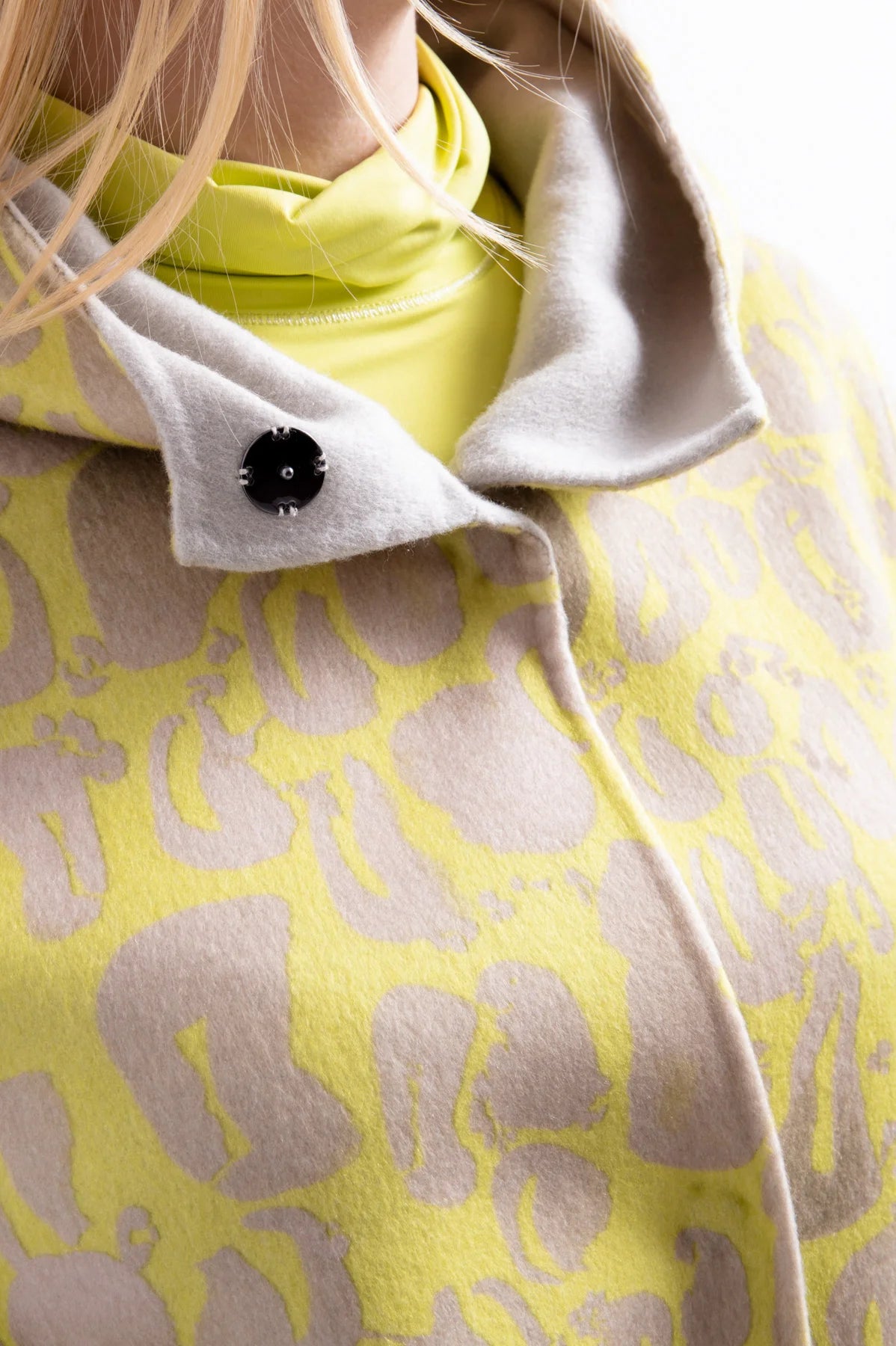 מעיל צמר ארוך דו צדדיהרכב: 70% צמר, 30% פוליאסטרהדוגמנית בגובה 1.78 ולובשת מידה 36 אירופאית