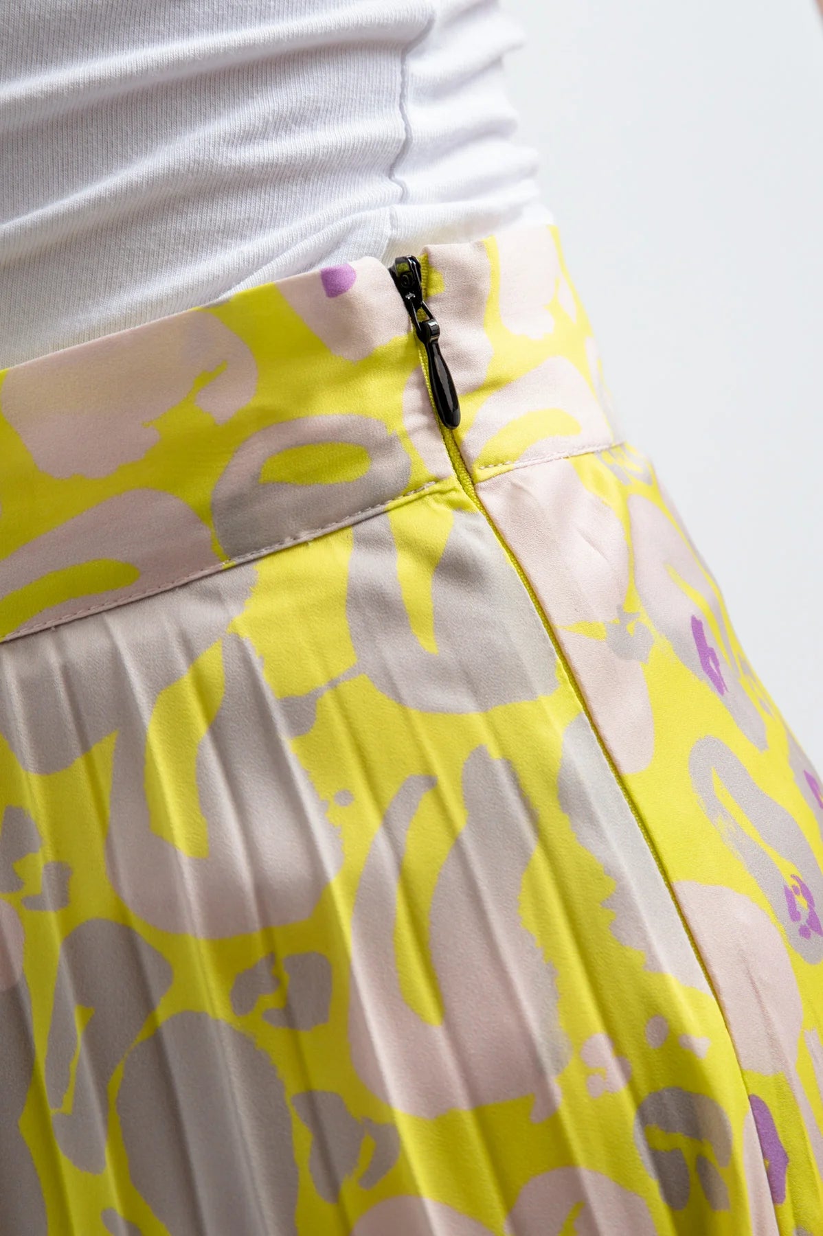 חצאית מידי בגזרת פליסה הרכב: 100% ויסקוזההדוגמנית בגובה 1.78 ולובשת מידה 36 אירופאית